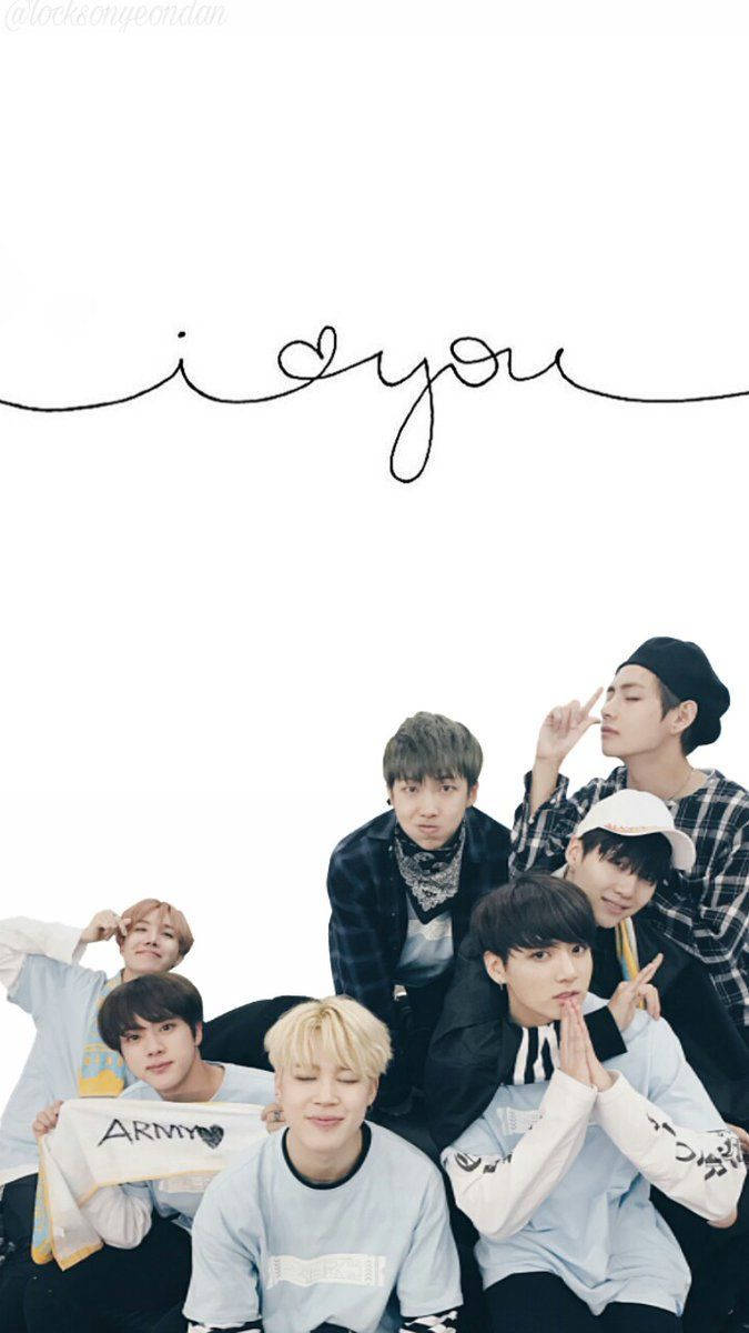 Các thành viên nhóm nhạc nam BTS: V, Jungkook, Jimin, Suga, Jin, RM và J-Hope trong trang phục trắng giản dị với nền tối giản.