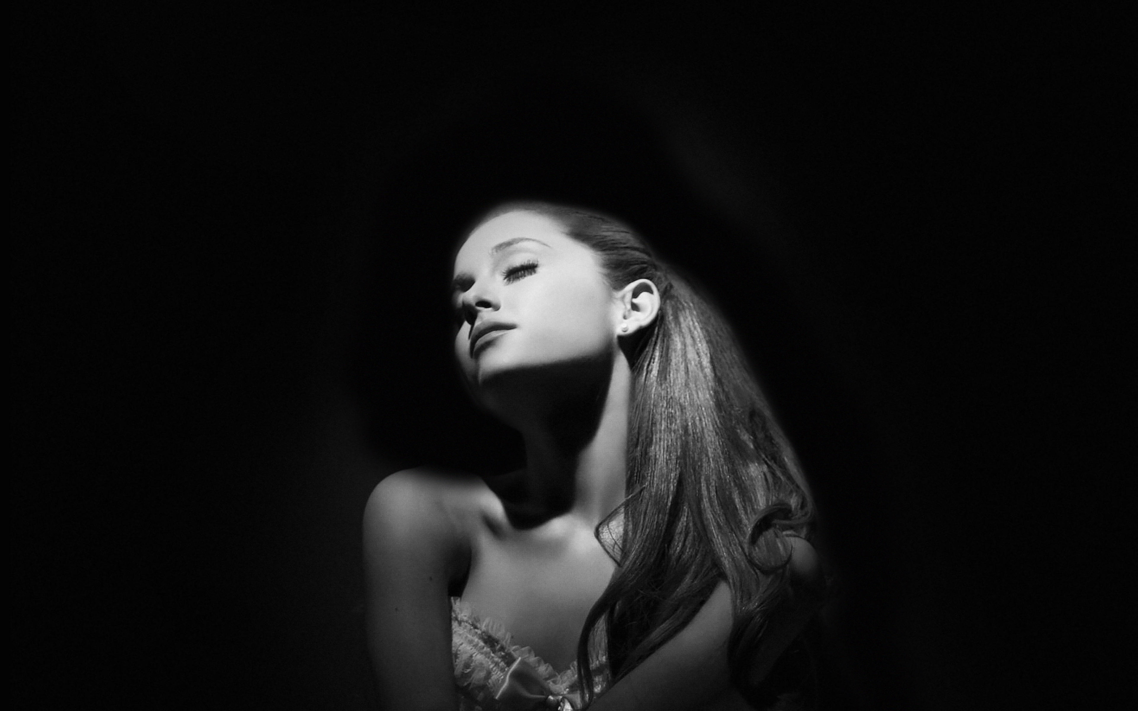 Laptop Tối Màu Ariana Grande Hình nền