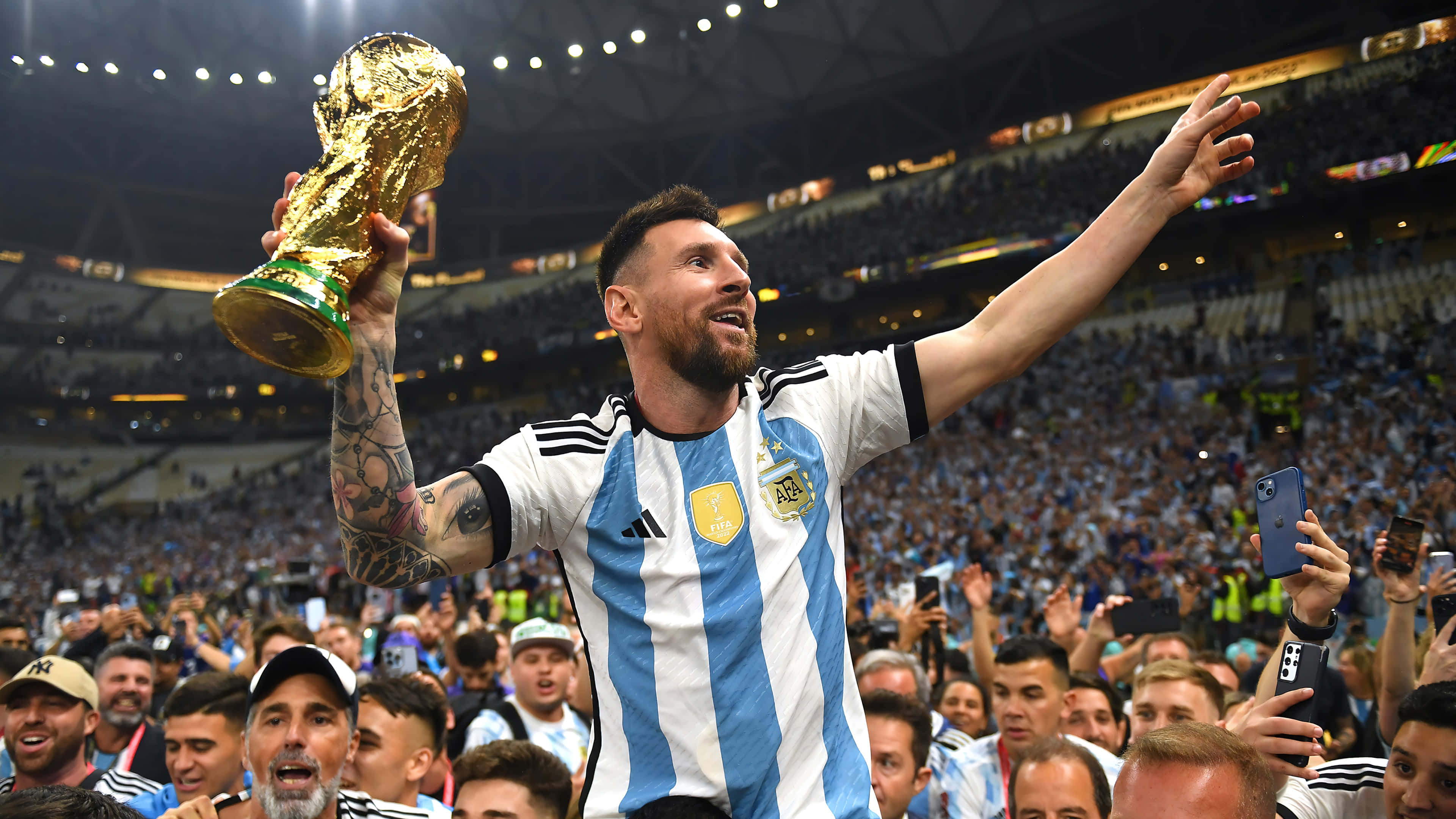 Lionel Messi rê bóng qua hậu vệ để ghi bàn. Hình nền