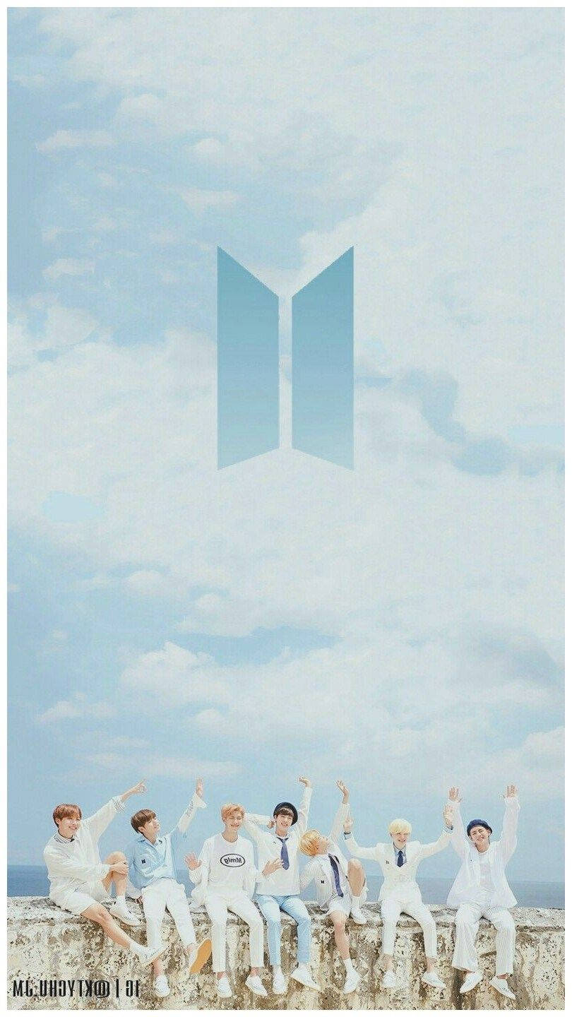 Logo BTS trên nền trời xanh thẩm mỹ Hình nền