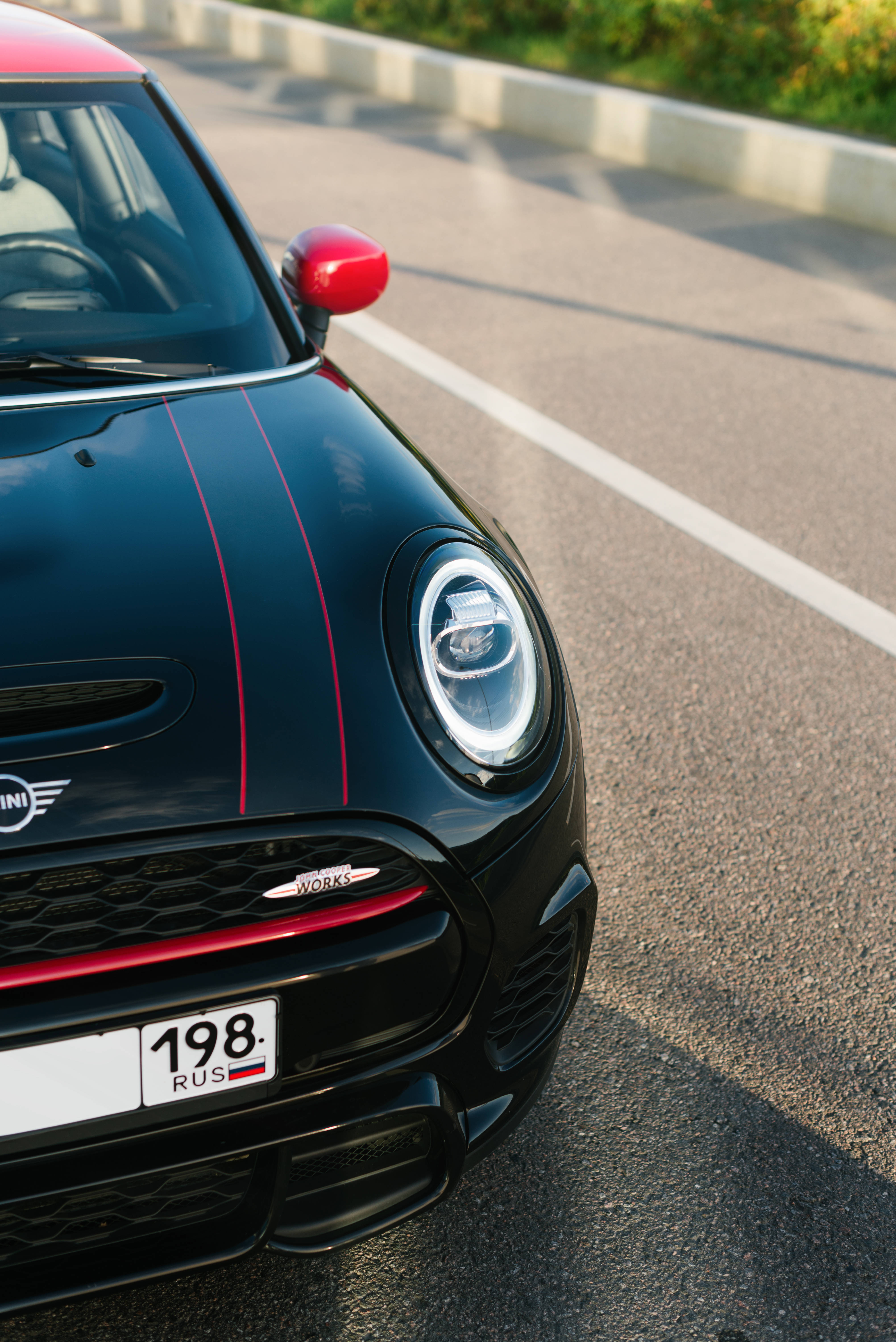 Logo Mini Cooper trên xe Mini Cooper màu đen và đỏ Hình nền