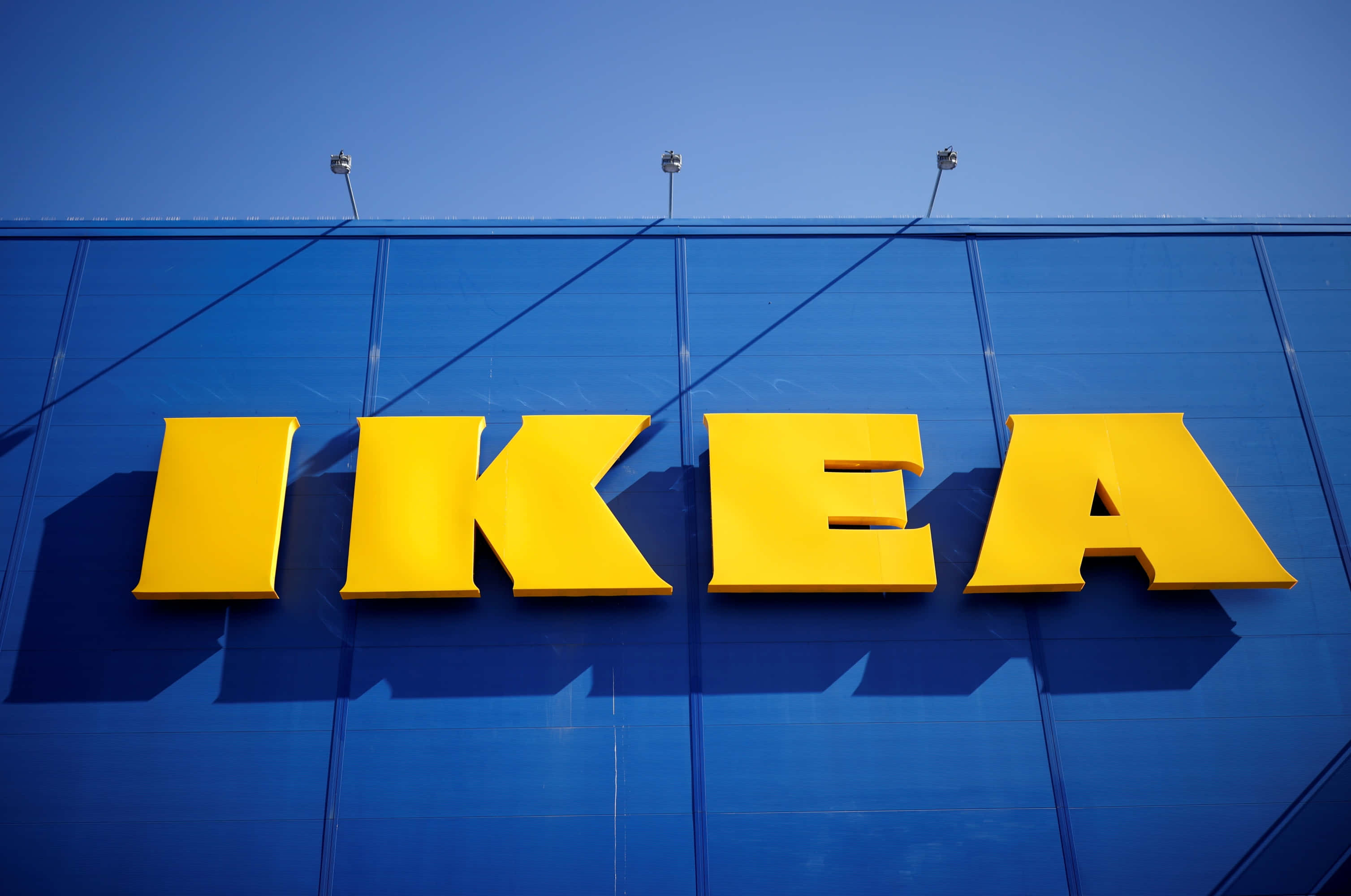 Logo mới của Ikea trên một tòa nhà màu xanh Hình nền
