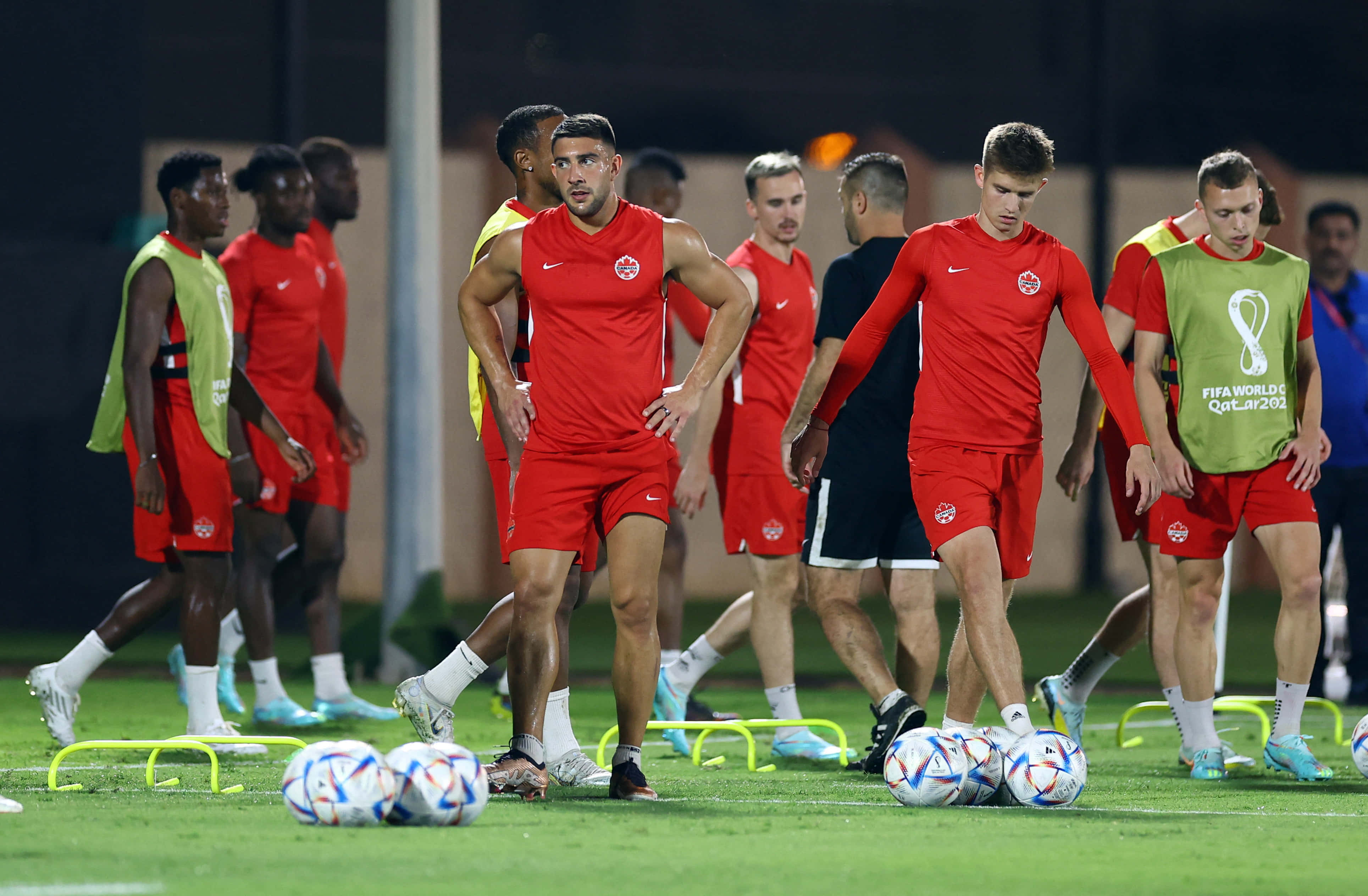 Lucas Cavallini Đồng Phục Đỏ Thẩm Mỹ Hình nền
