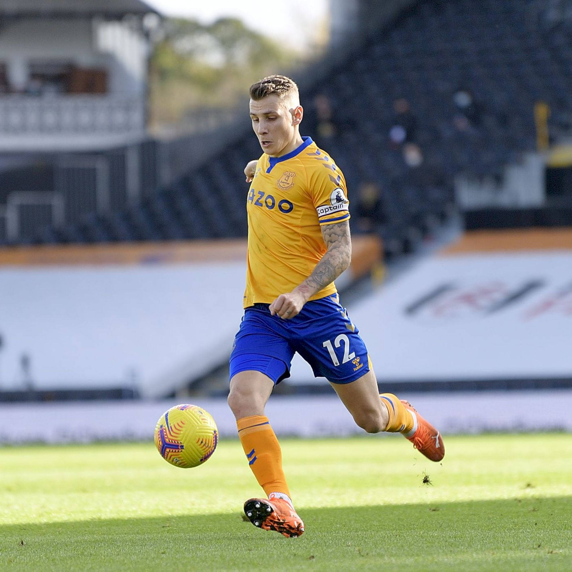 Lucas Digne đuổi theo bóng toàn thân Hình nền