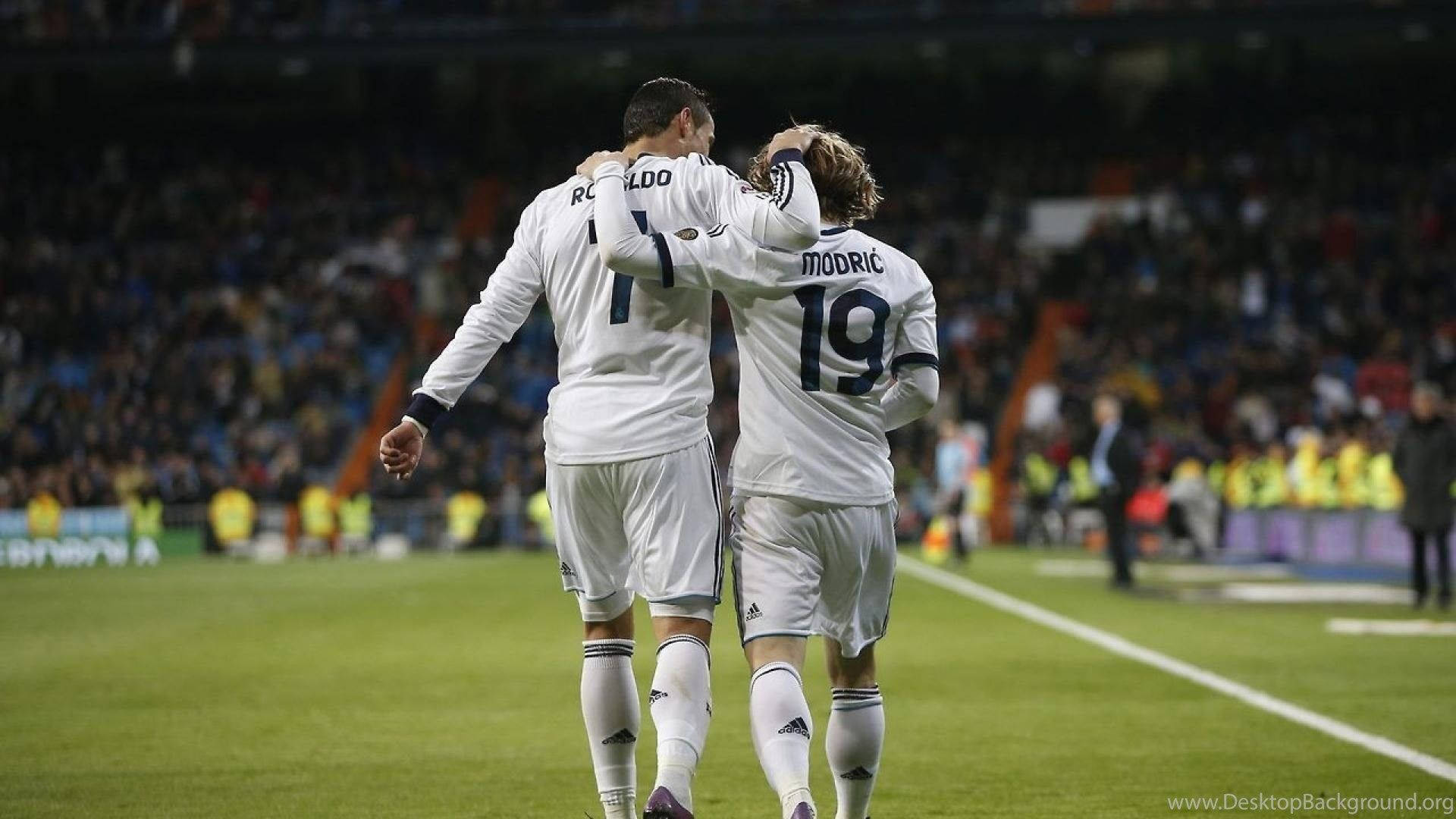 Luka Modric và Cristiano Ronaldo trong pha chụp ảnh ngầu Hình nền