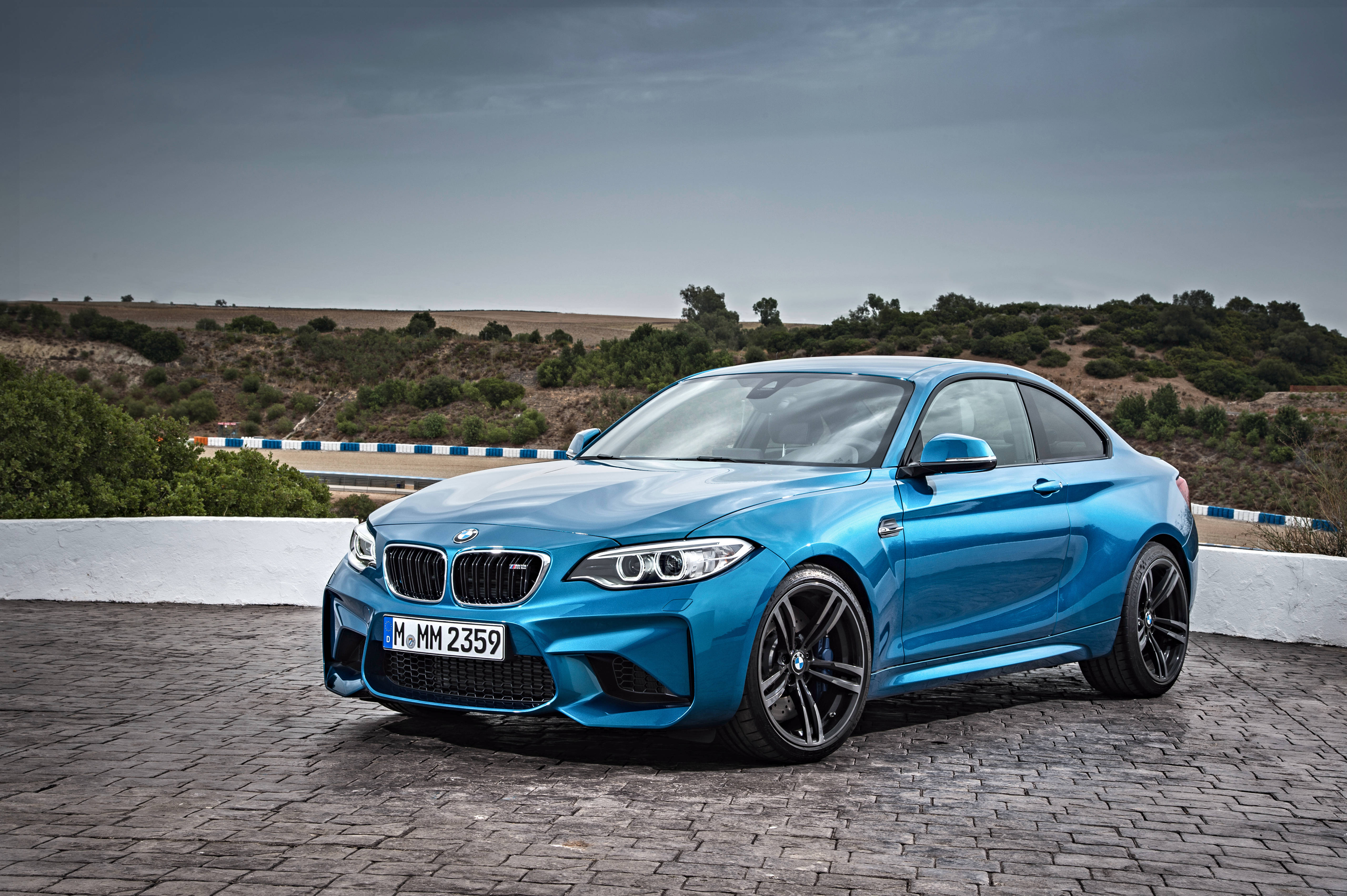 Lướt trên những con đường núi cùng chiếc BMW F87 màu xanh Hình nền