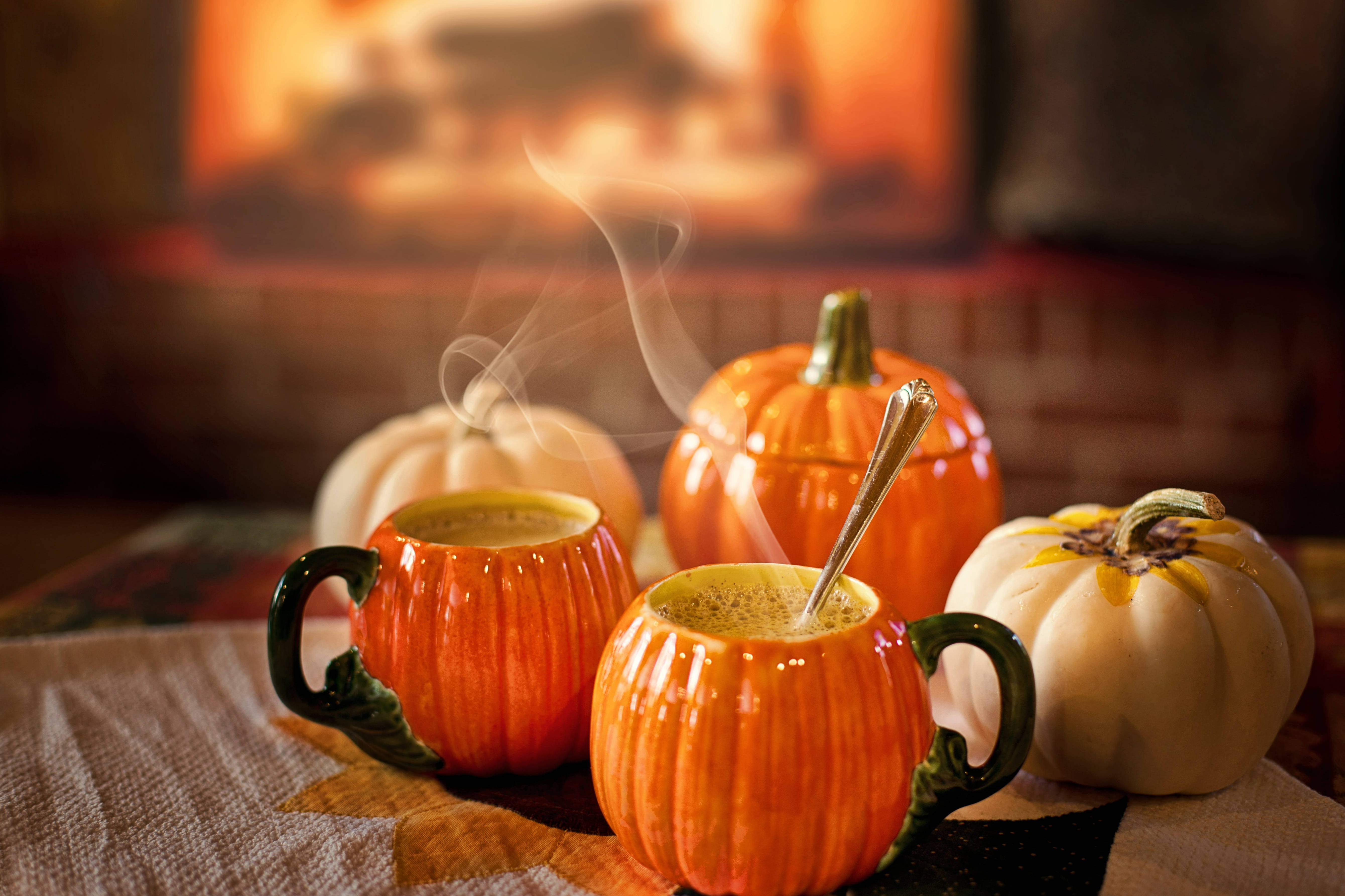 Ly bí ngô Halloween dễ thương với latte Hình nền