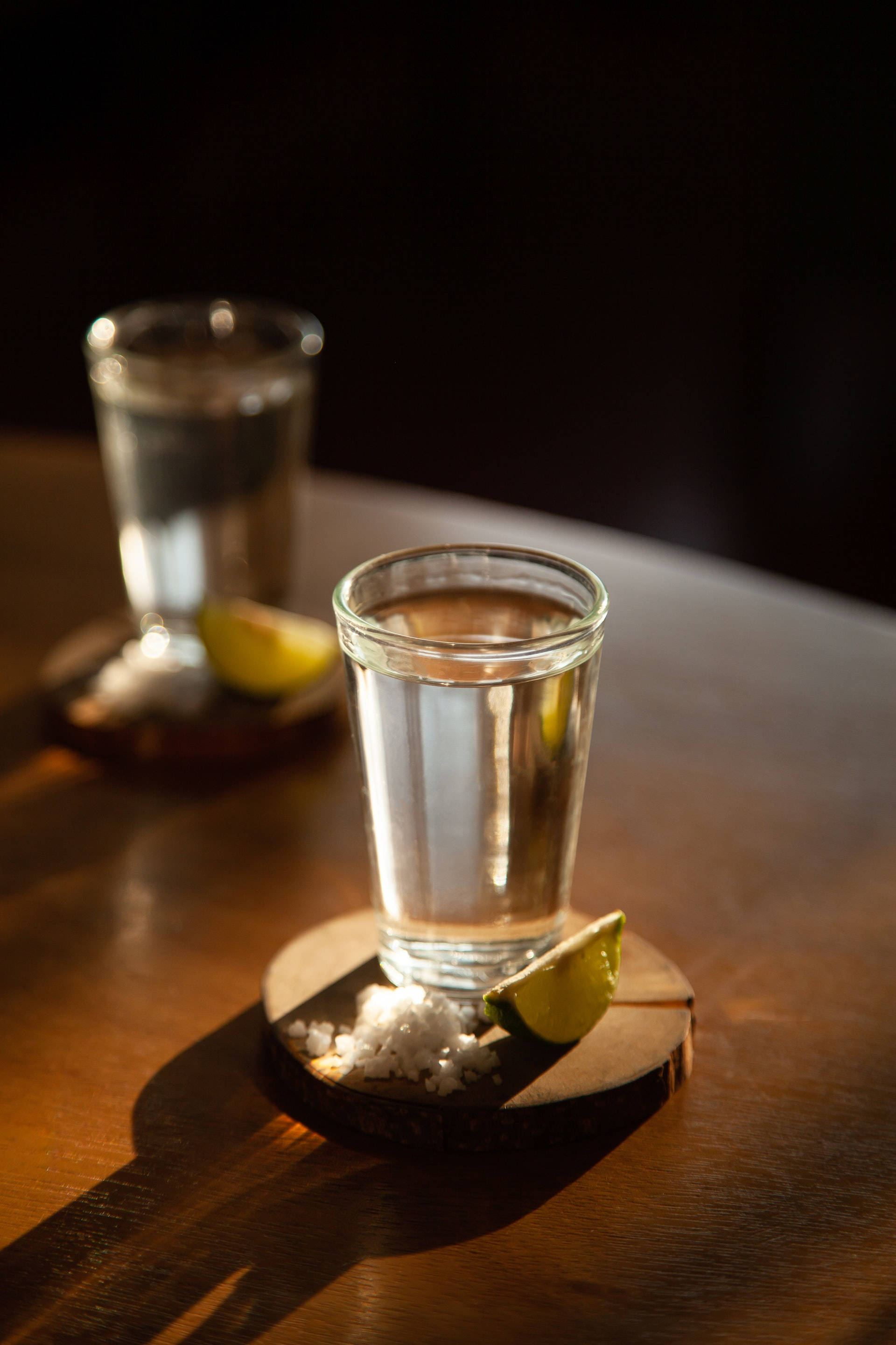 Ly Tequila trên đế lót gỗ Hình nền