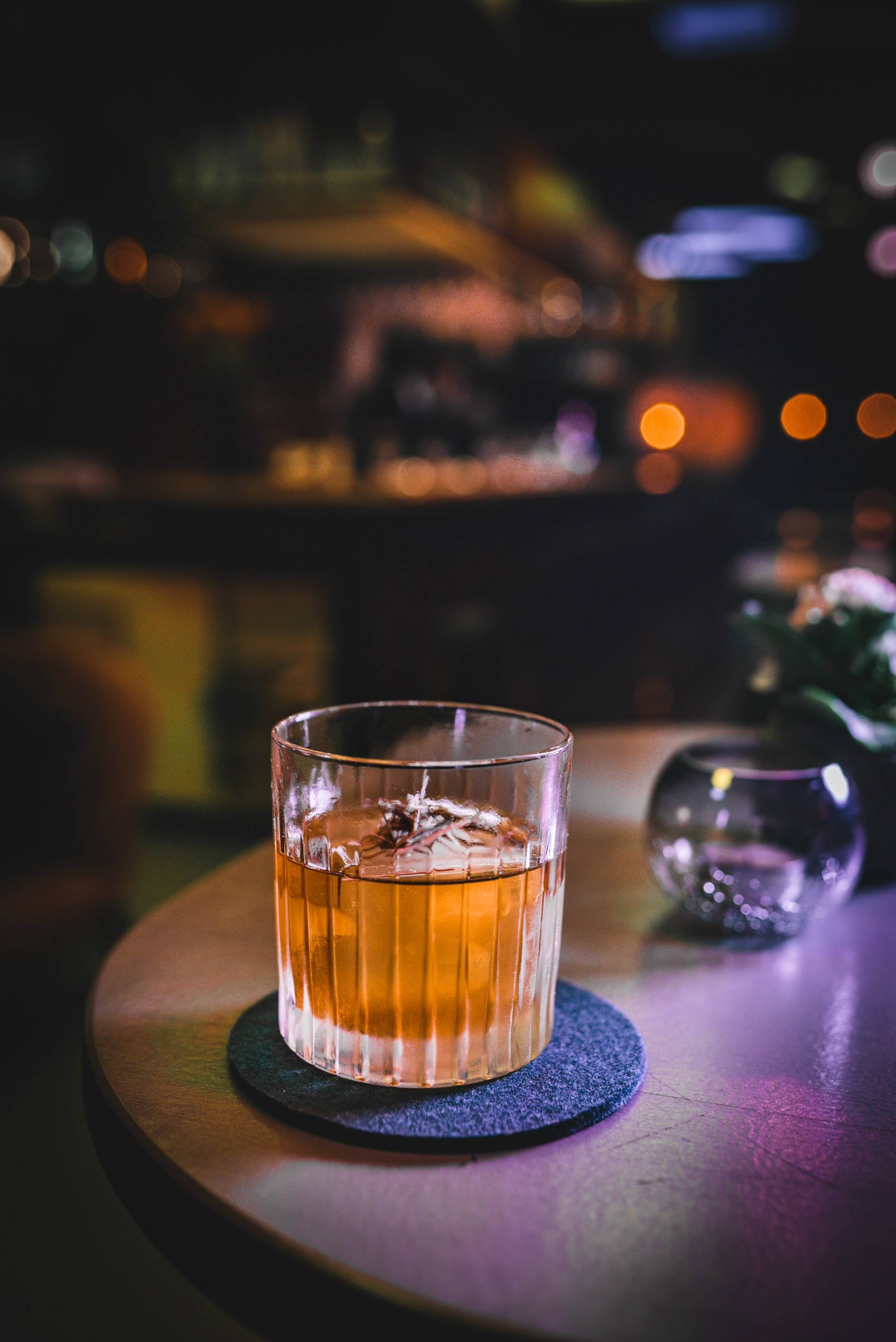 Ly whiskey trên đế lót ly Hình nền