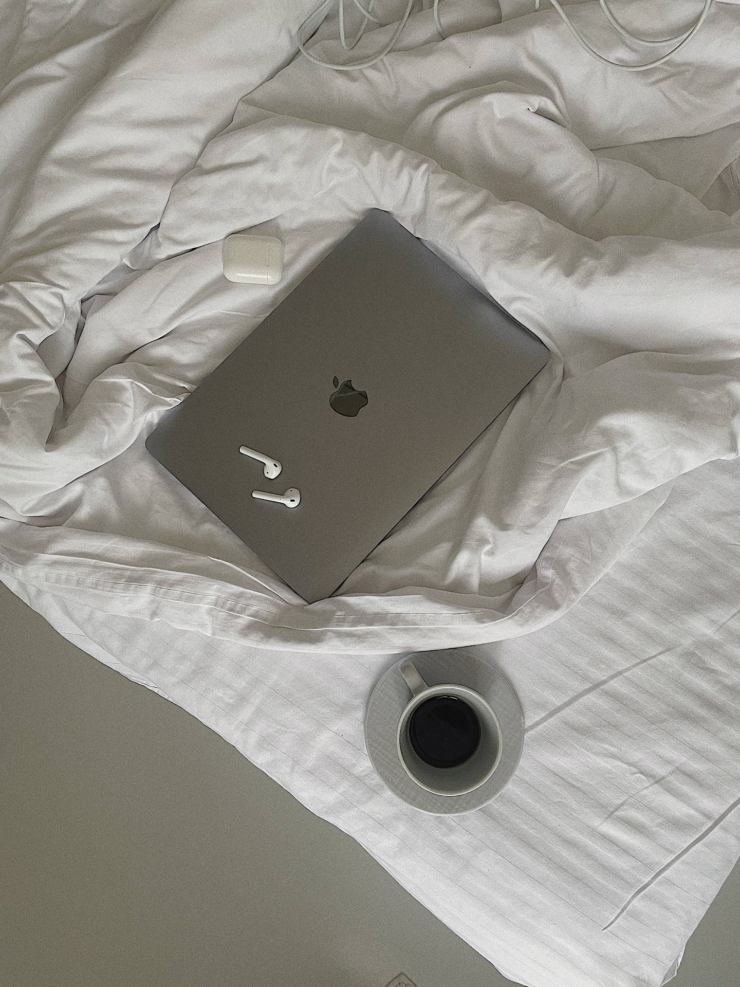 Mac Bạc và AirPods Thẩm Mỹ