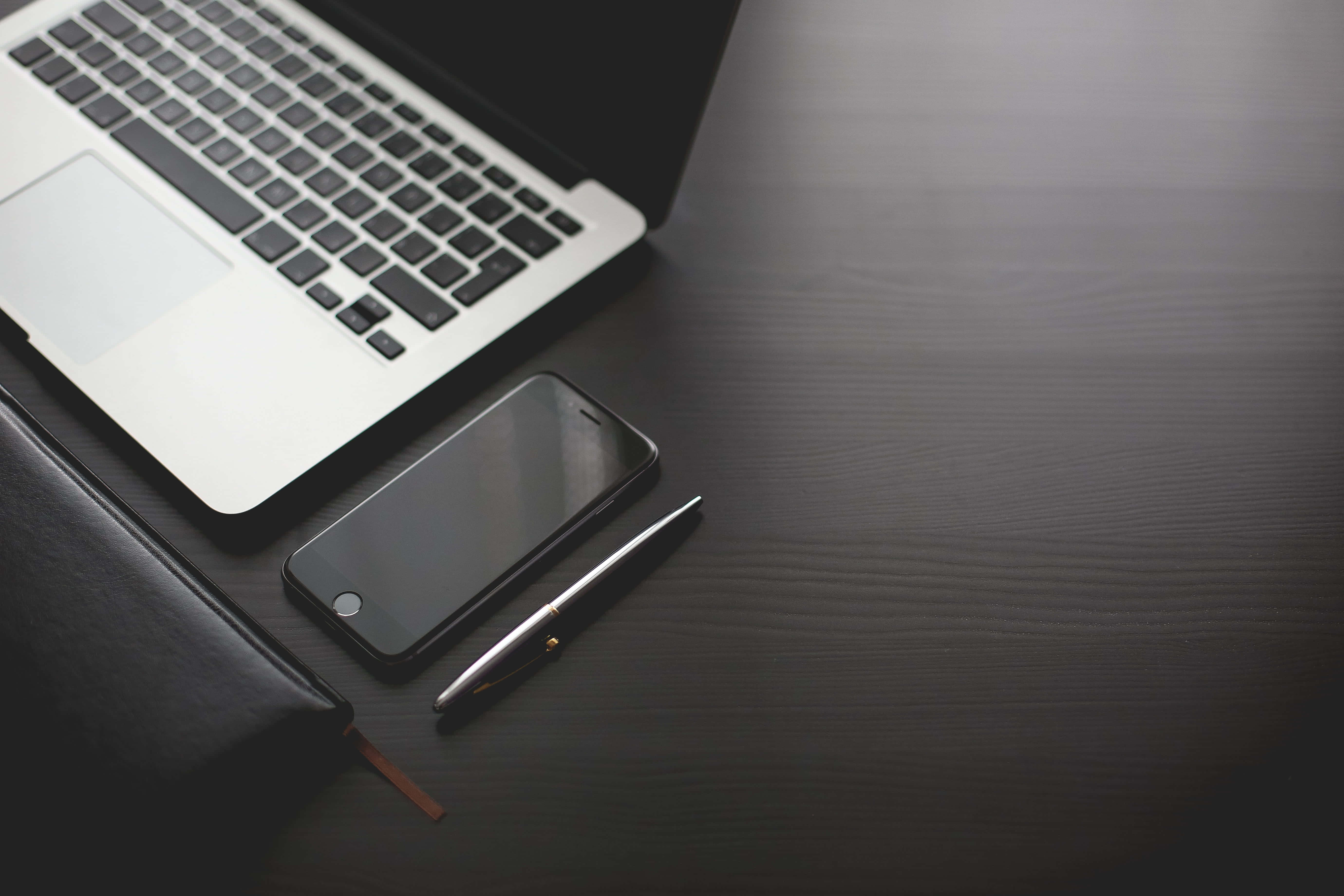 MacBook đỏ và hồng với thẩm mỹ đẹp Hình nền