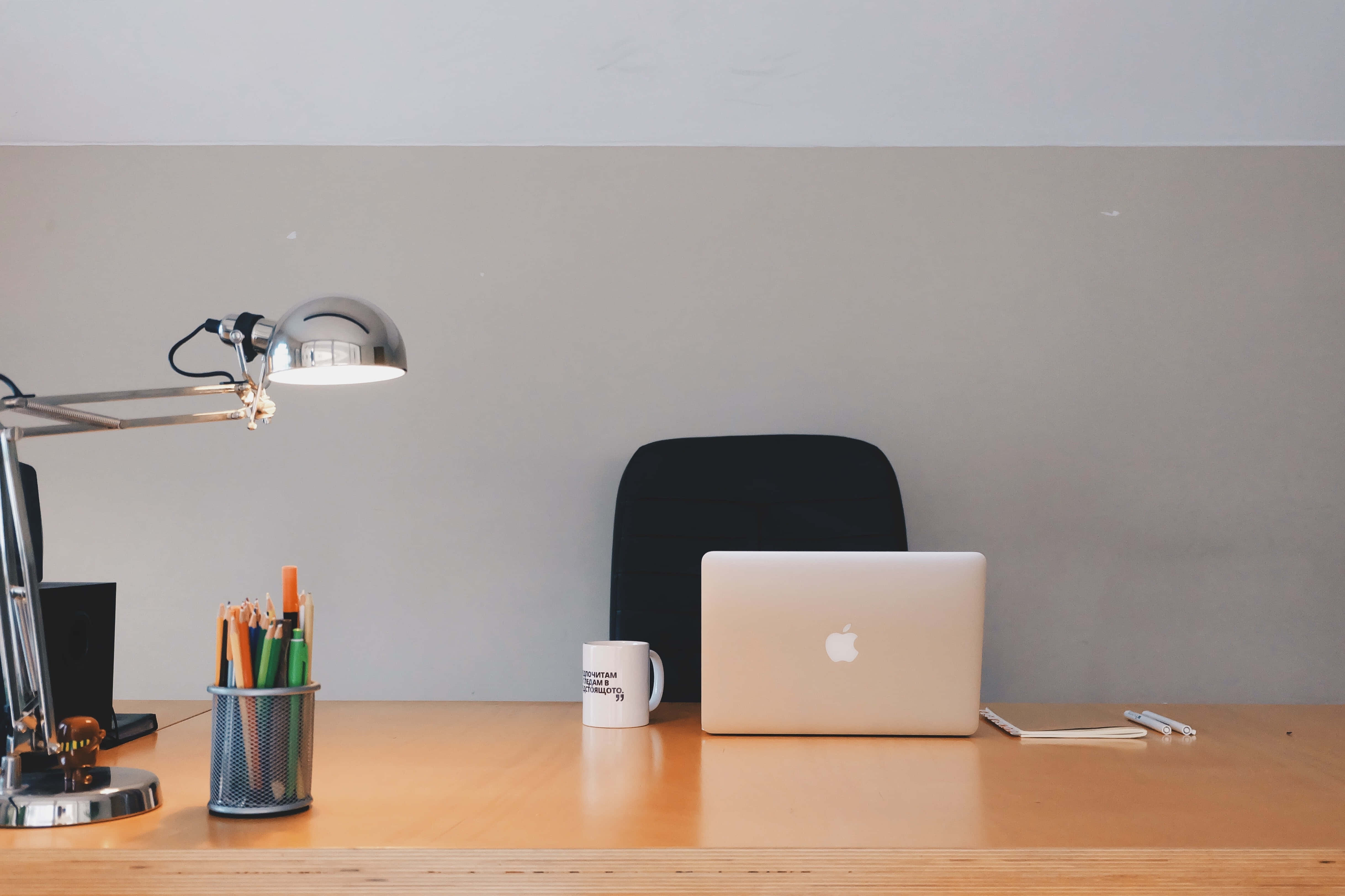 Macbook pro màu hồng thẩm mỹ với hoa Hình nền