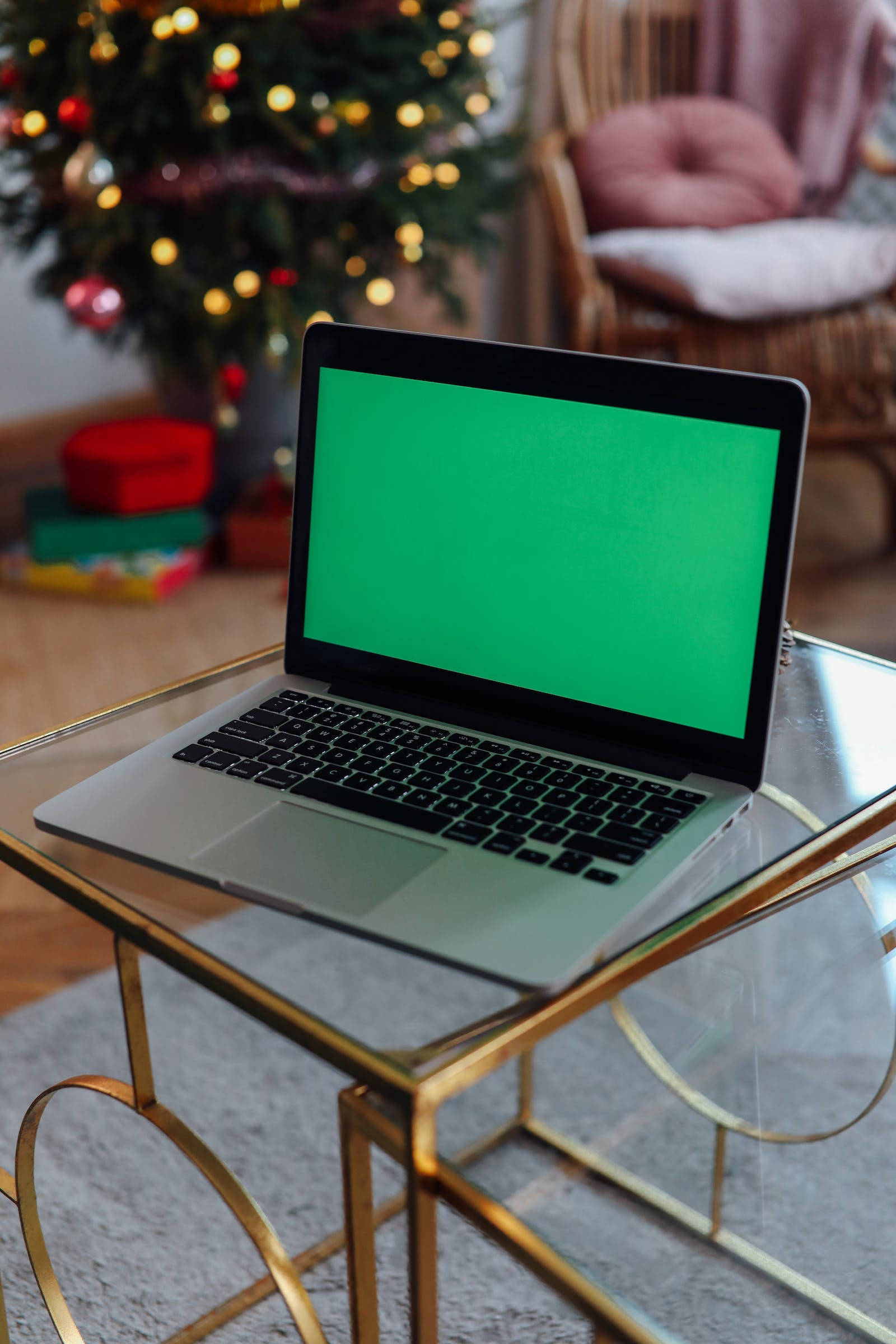 Màn hình xanh laptop trên bàn Hình nền