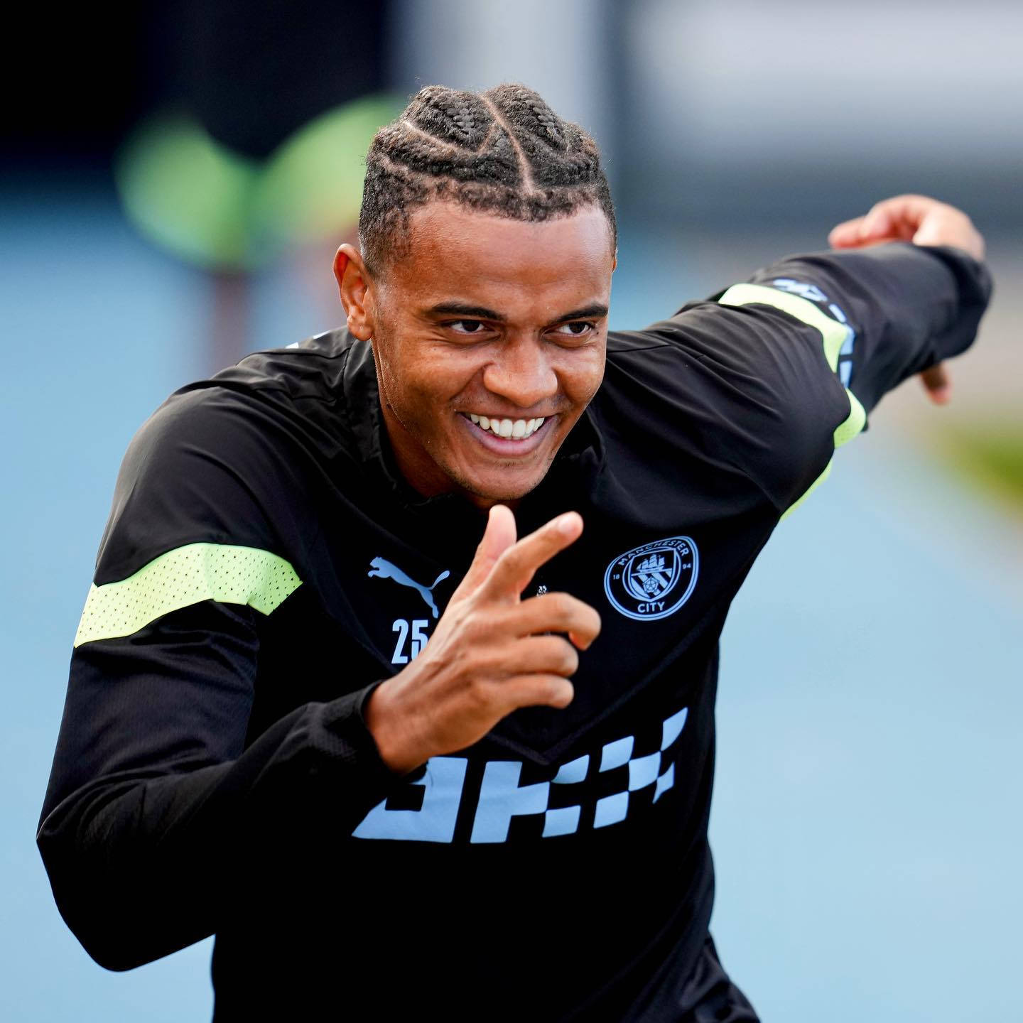 Manuel Akanji vui vẻ chỉ tay và mỉm cười trong trận đấu Hình nền