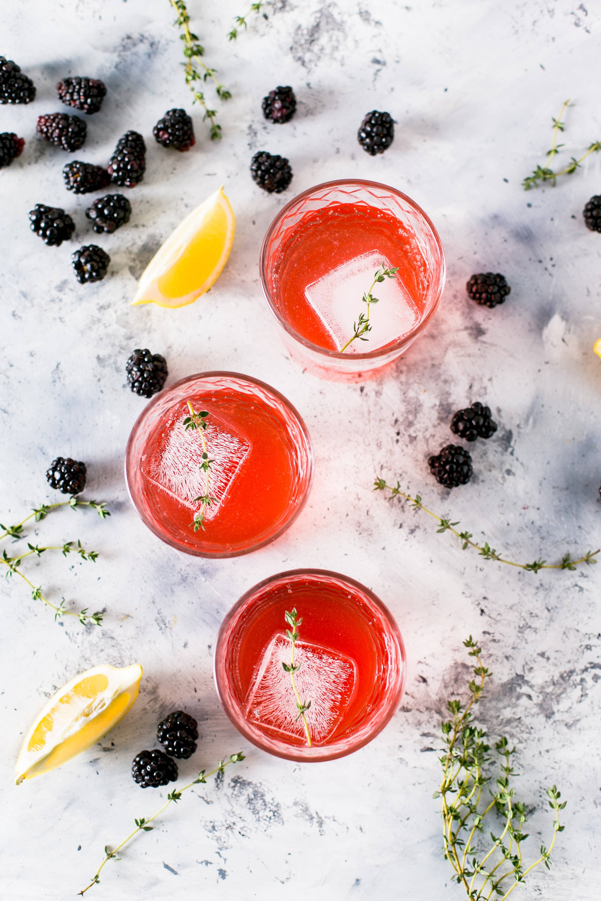 Martini gin cam máu – Biến tấu đầy màu sắc cho cocktail cổ điển Hình nền
