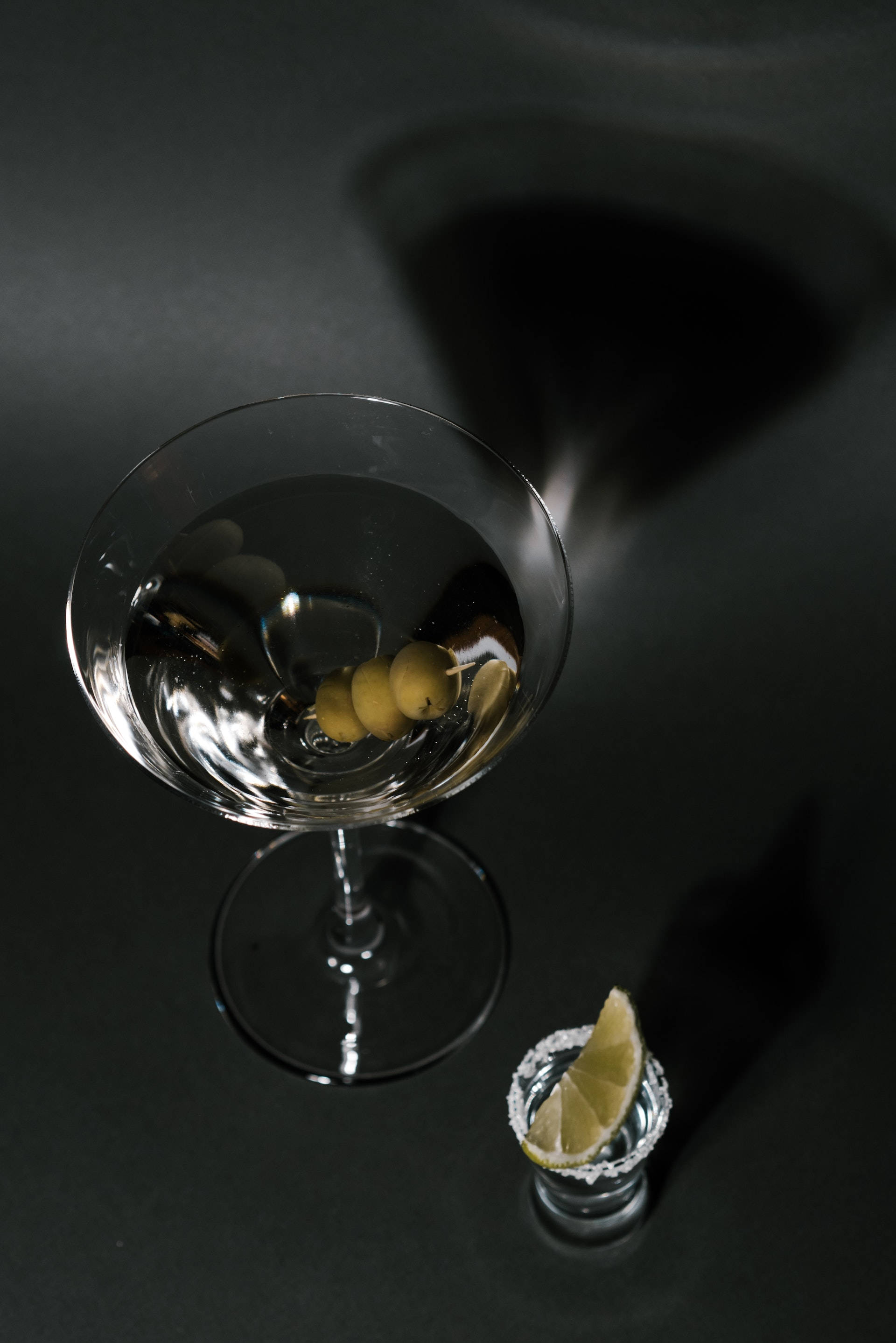 Martini Tequila với ô liu và lát chanh Hình nền
