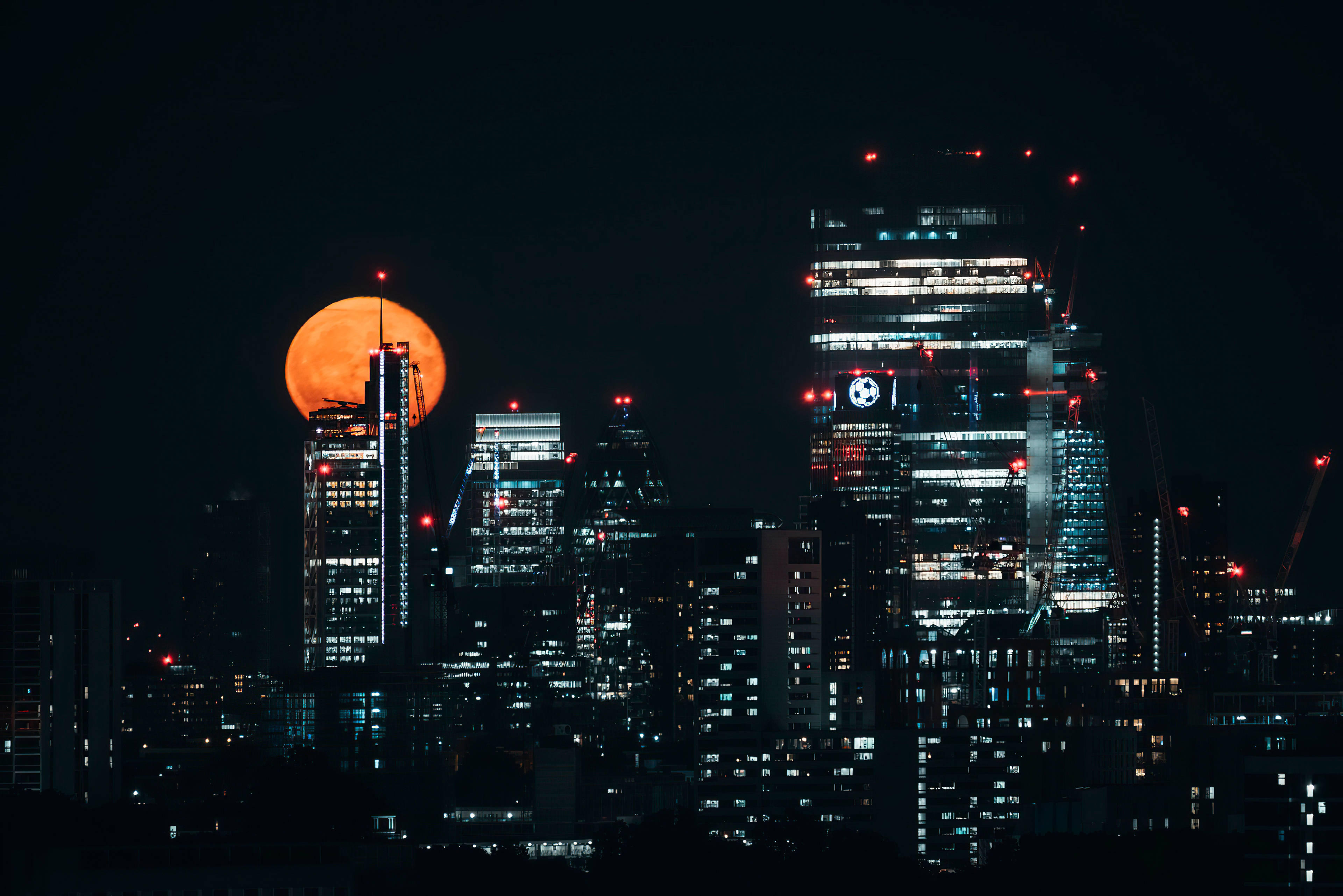 Mặt Trăng trên tòa nhà chọc trời London Hình nền