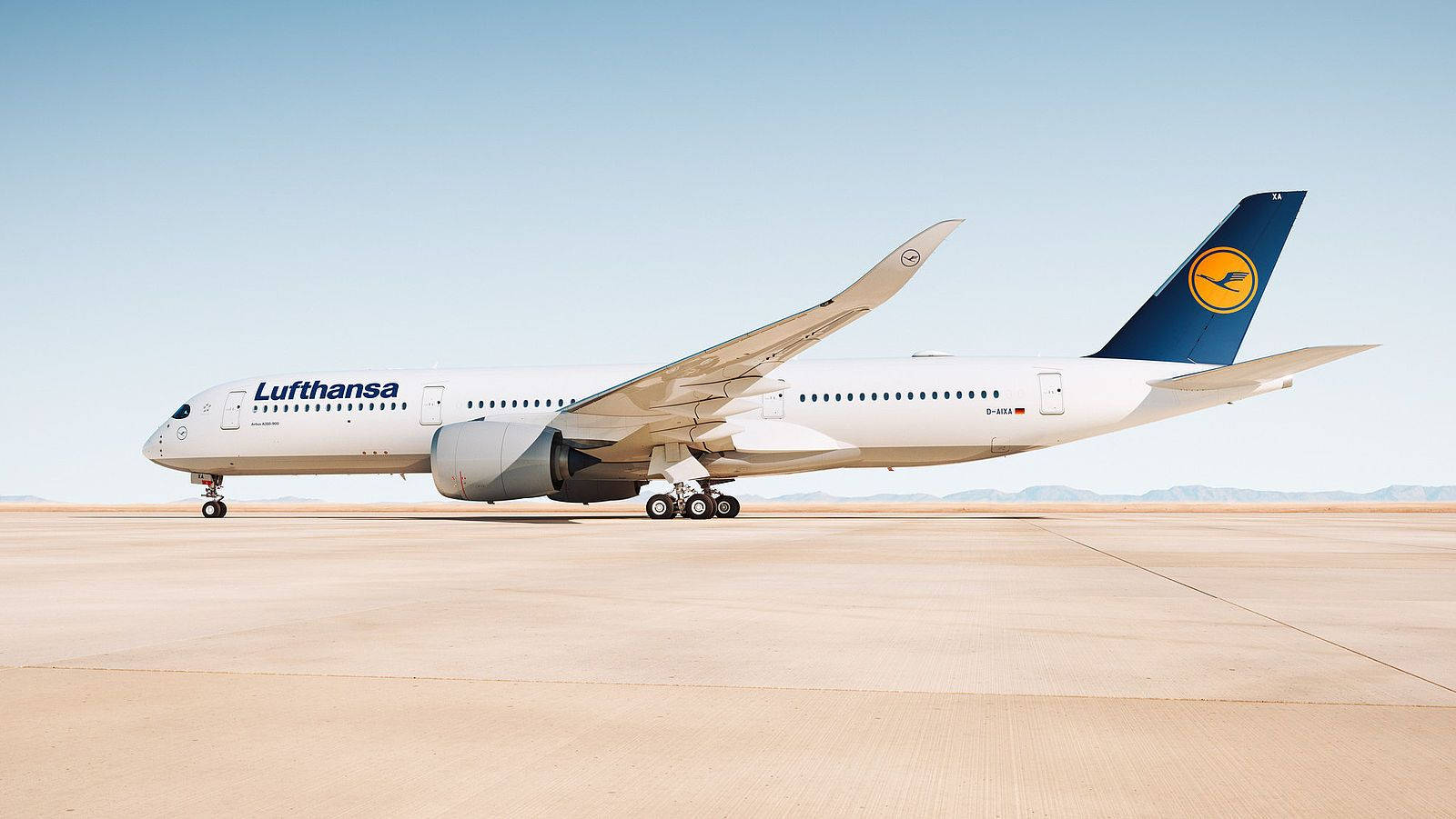 Máy bay Deutsche Lufthansa dưới ánh nắng chói chang Hình nền