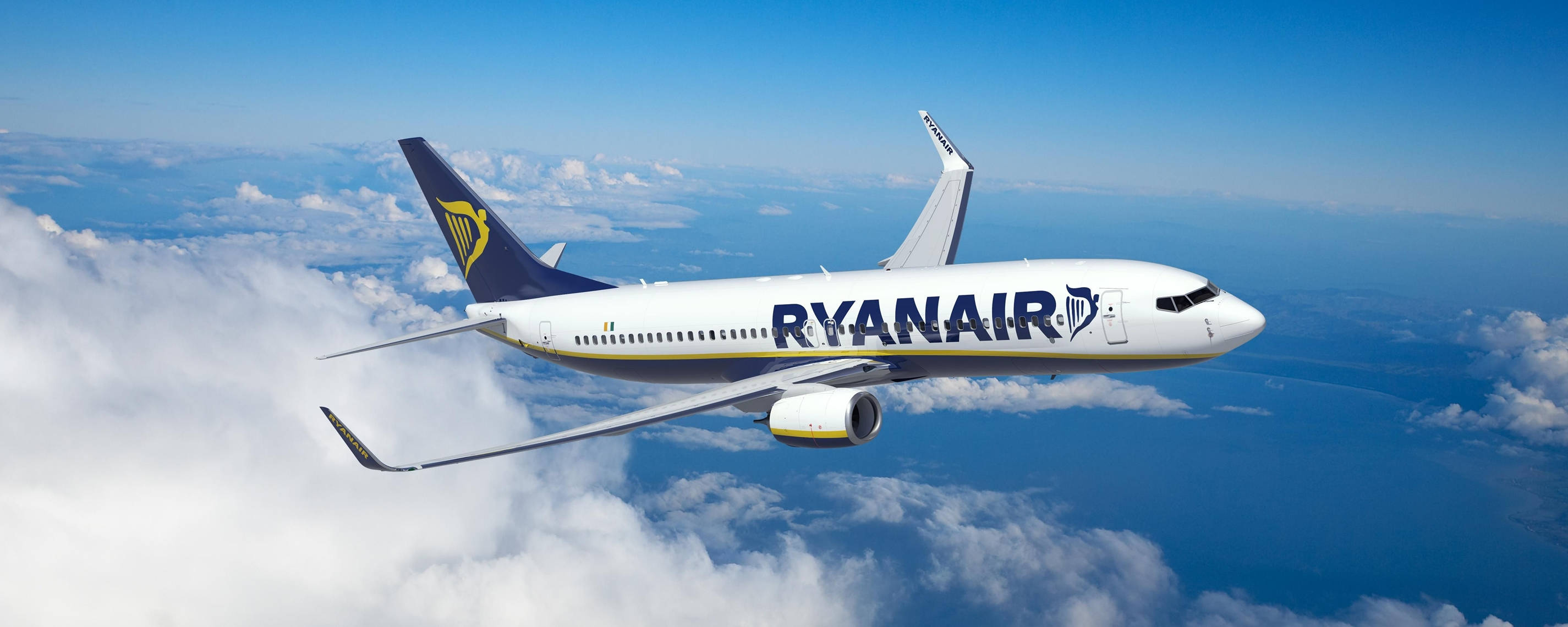 Máy bay Ryanair trên bầu trời Hình nền