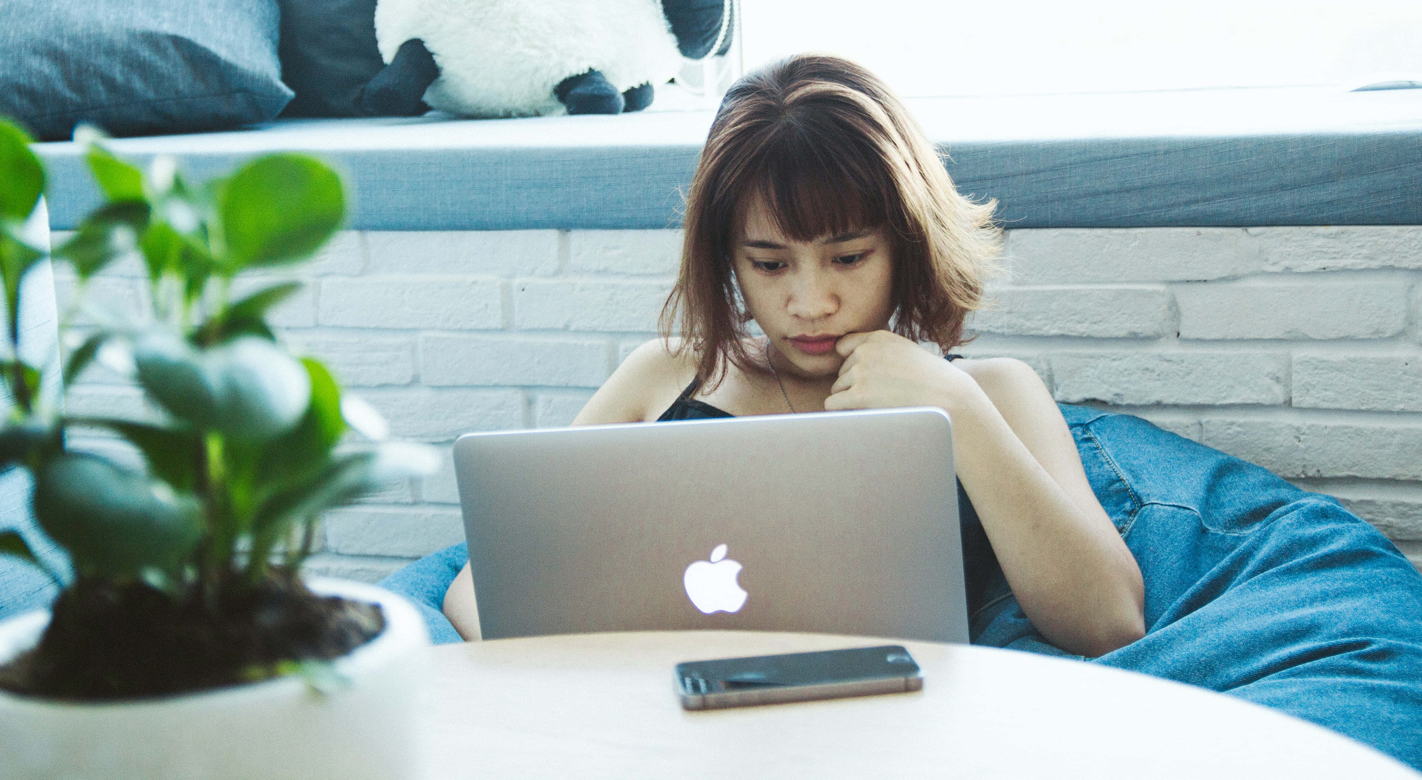 Máy tính Macbook thẩm mỹ đá cẩm thạch màu hồng tươi sáng và tràn đầy cảm hứng. Hình nền
