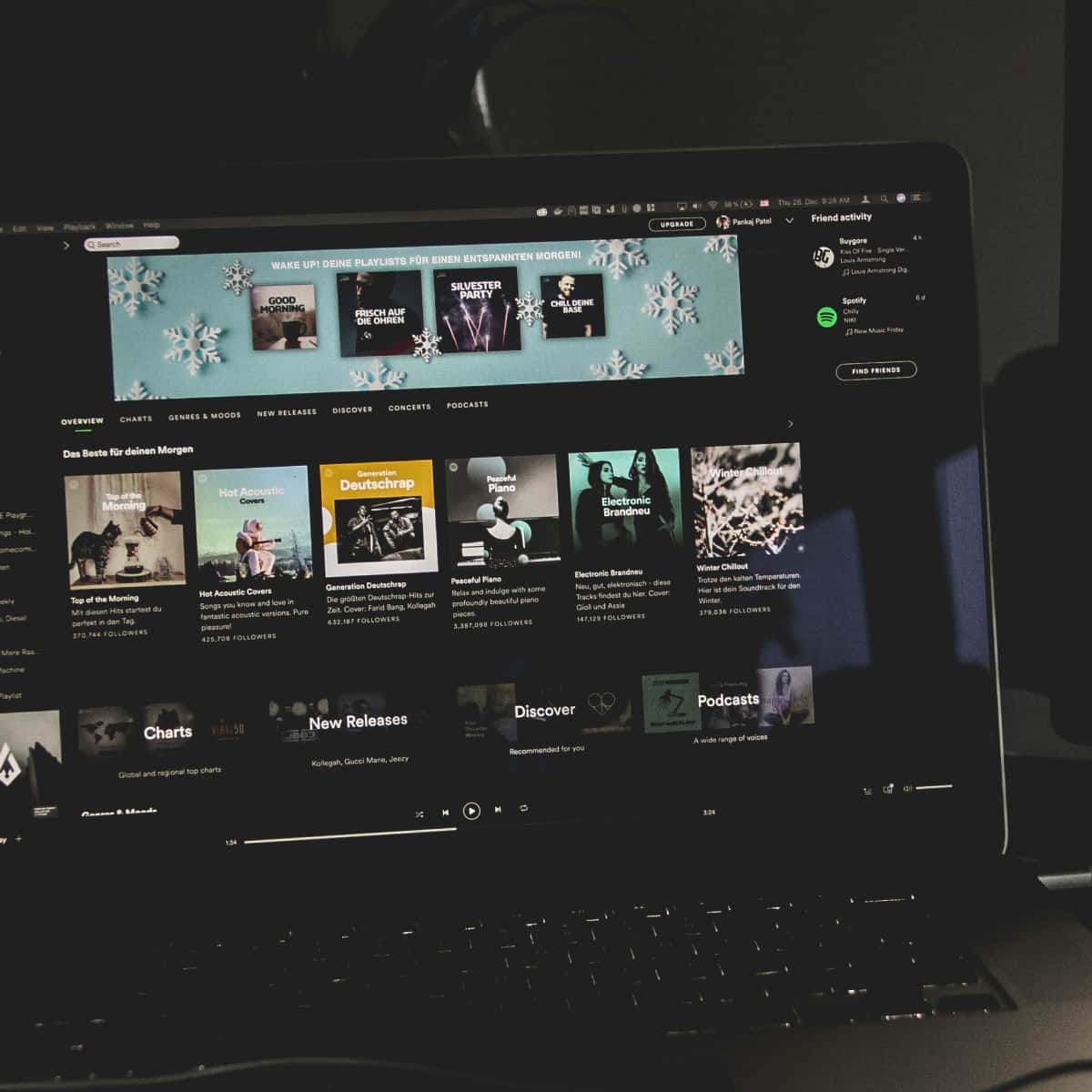 Máy tính xách tay với ảnh bìa danh sách phát Spotify ảnh tối Hình nền