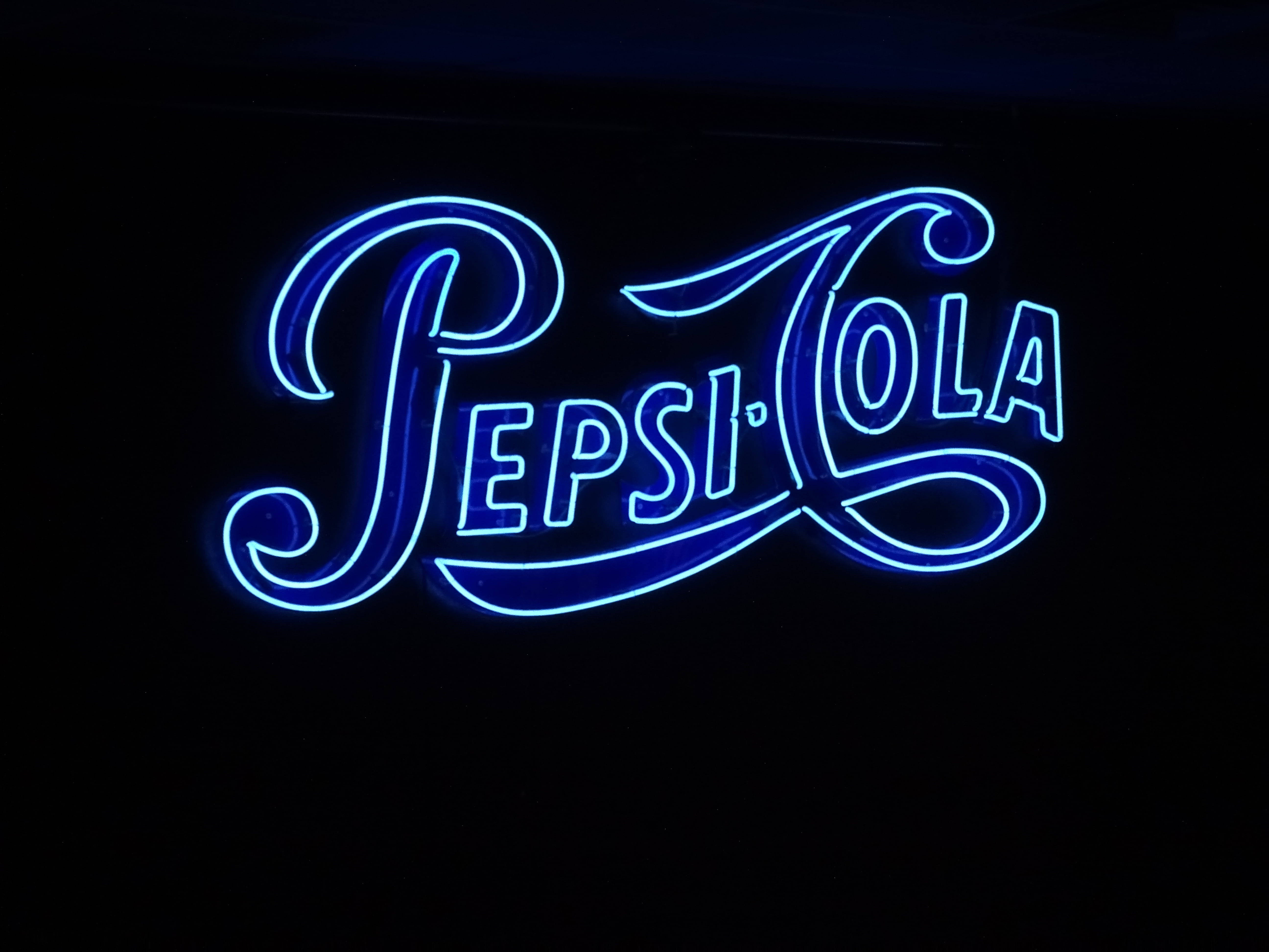 Máy tính xách tay với đèn neon Pepsi Cola thẩm mỹ Hình nền