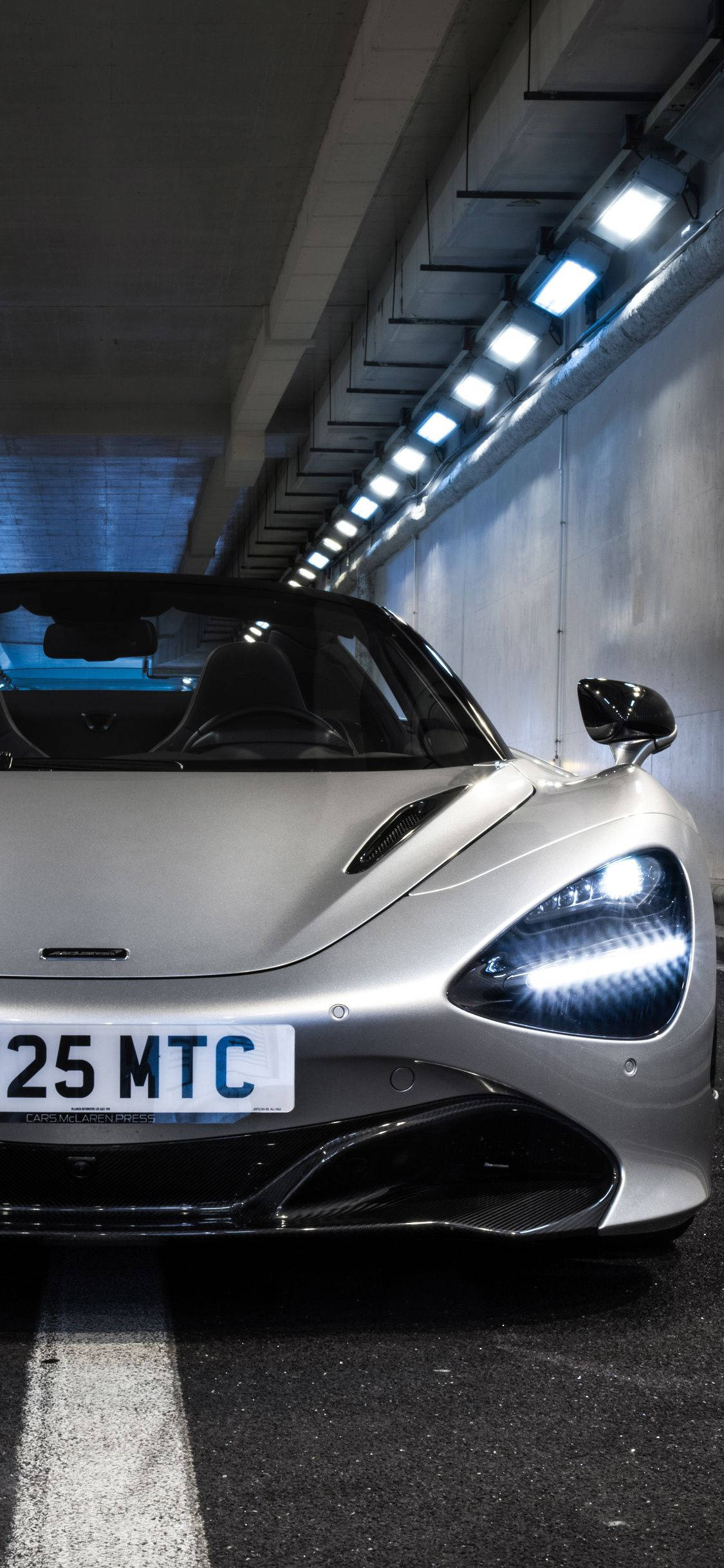 McLaren 720S Trắng Trong Đường Hầm Cho Điện Thoại Hình nền