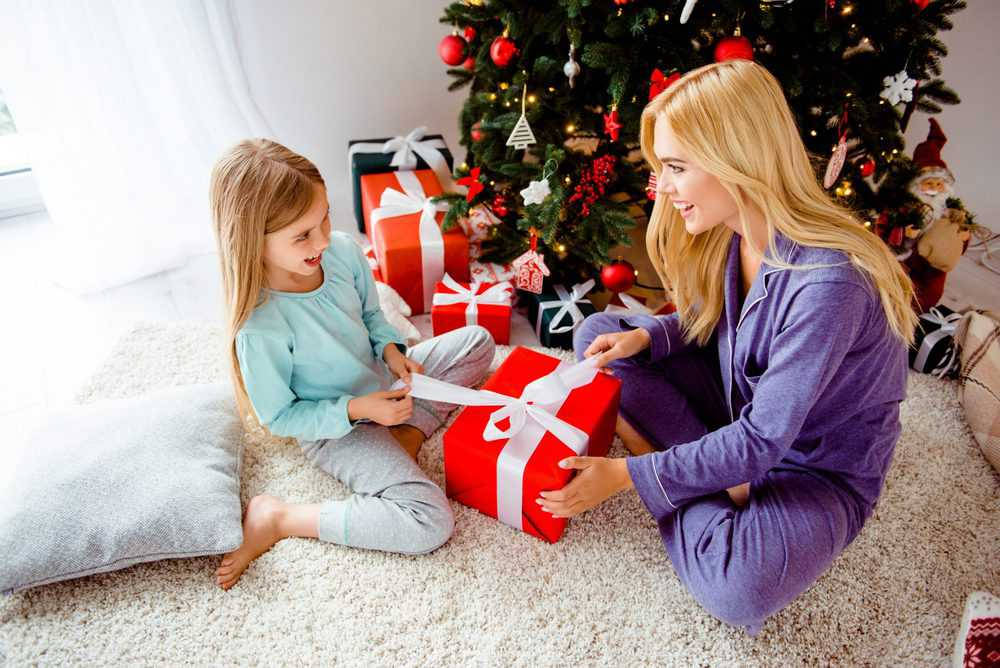 Mẹ Và Con Gái Nhận Quà Giáng Sinh Hình nền