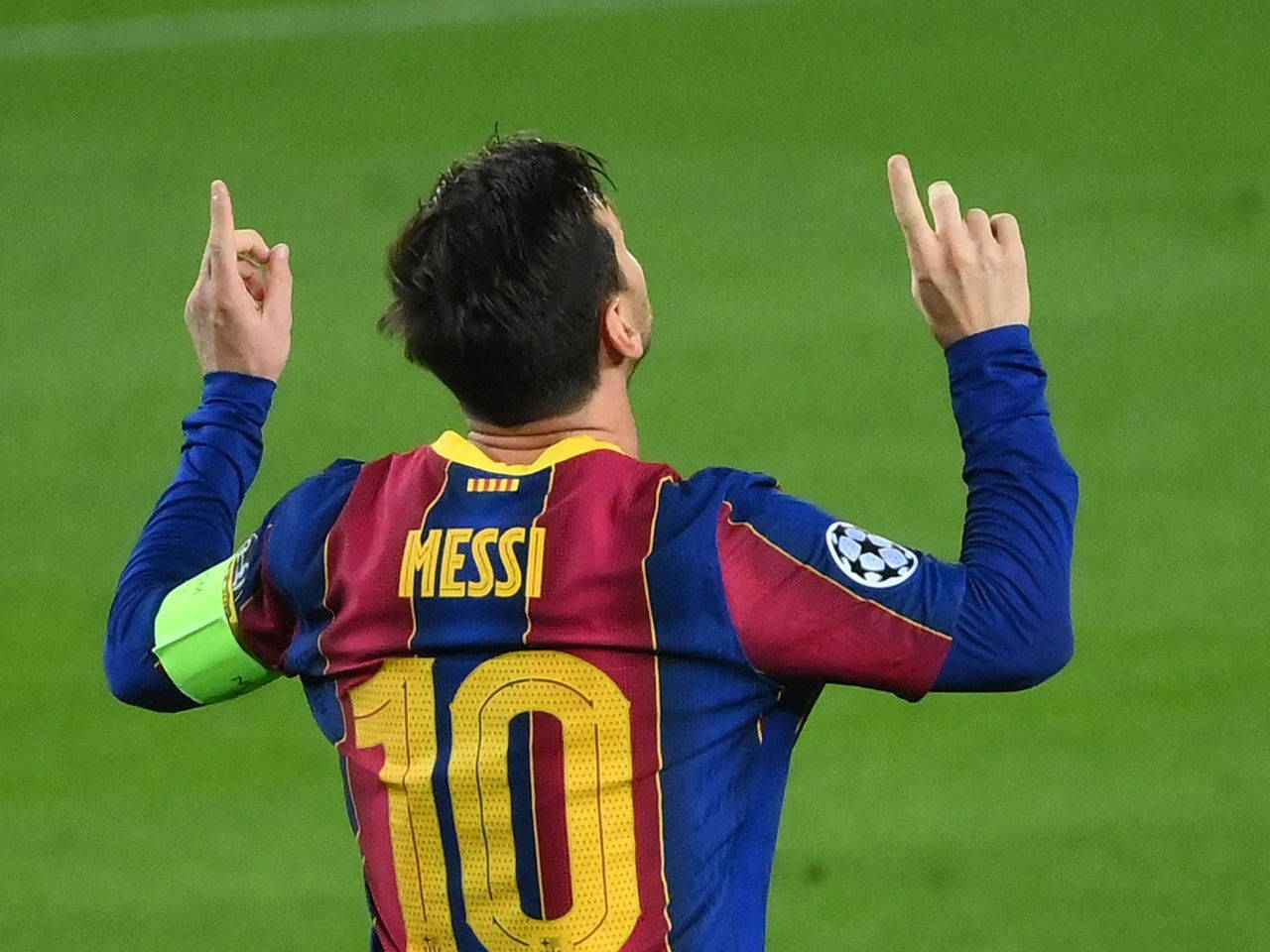 Messi 2021 Chỉ Tay Lên Trời Hình nền