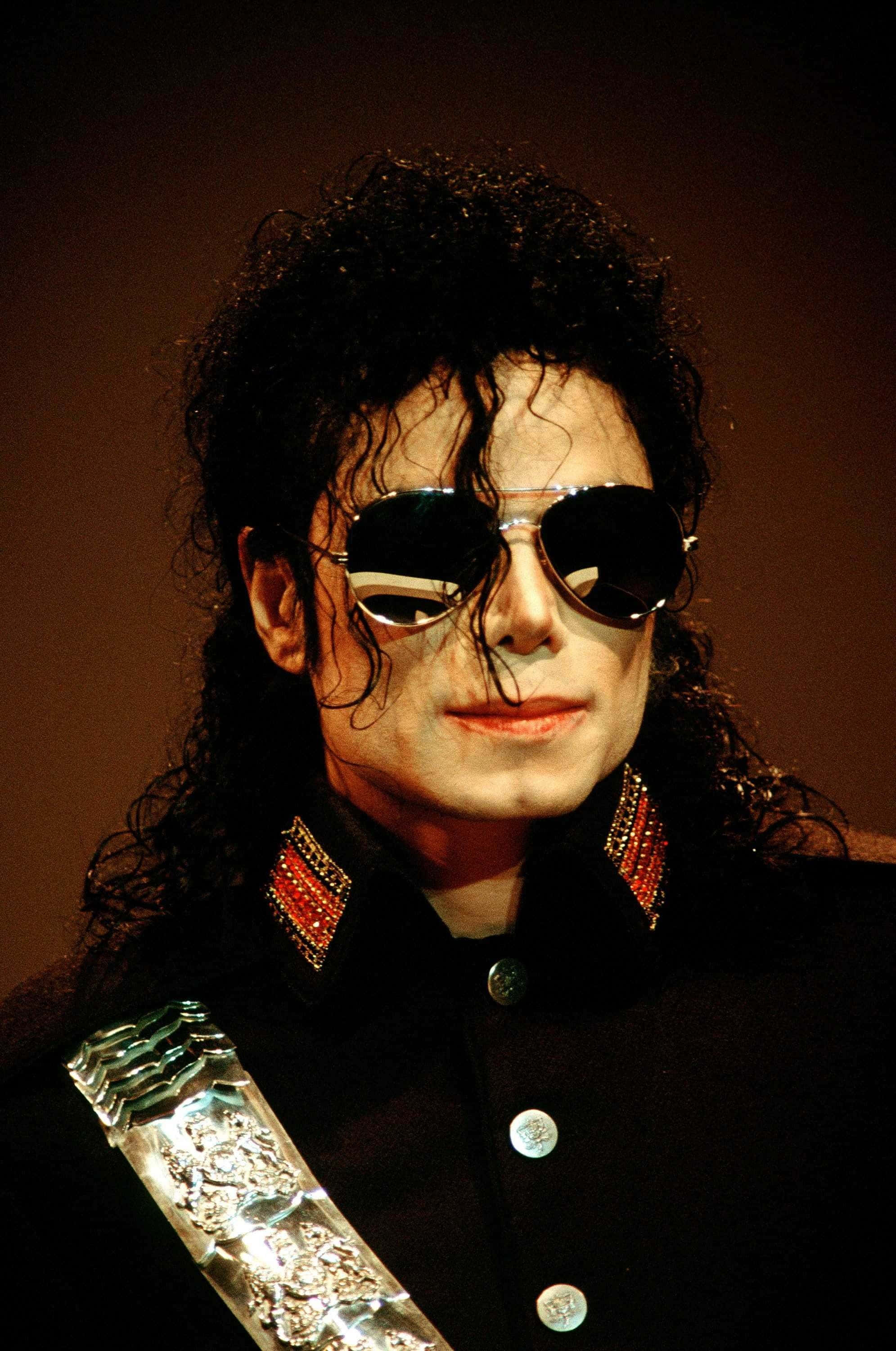 Michael Jackson tạo dáng biểu tượng trong buổi diễn năm 1991 Hình nền