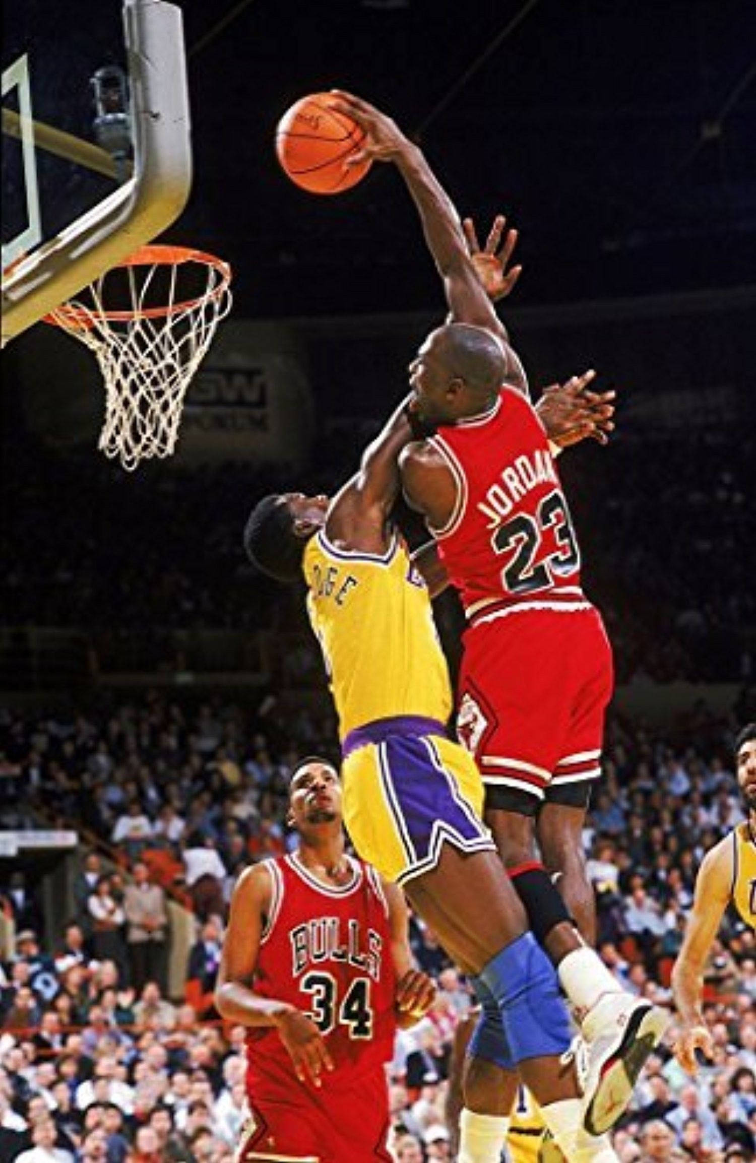 Michael Jordan lao vào vòng trong để thực hiện cú ném rổ uy lực Hình nền