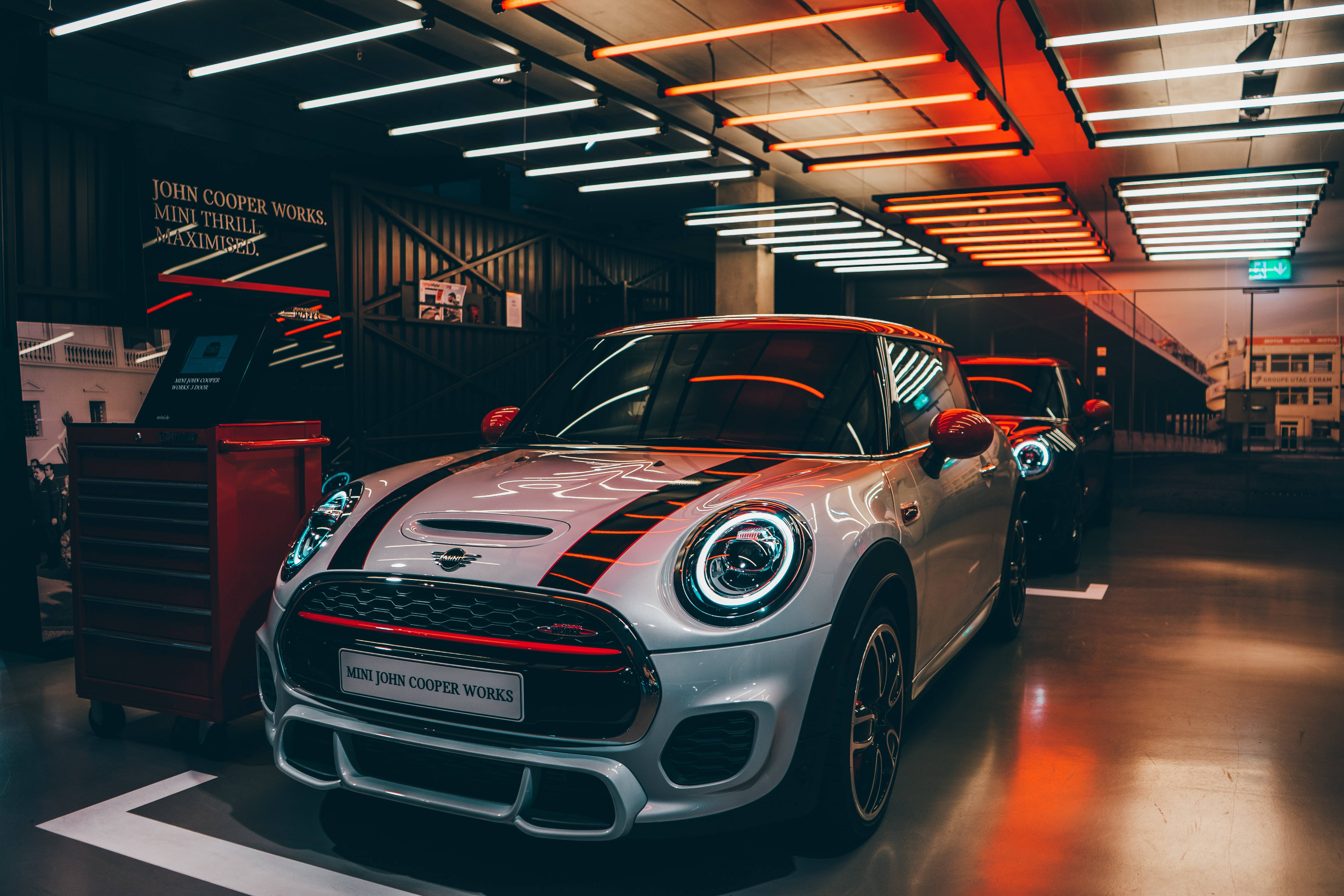 Mini trong bãi đỗ xe phong cách neon Hình nền