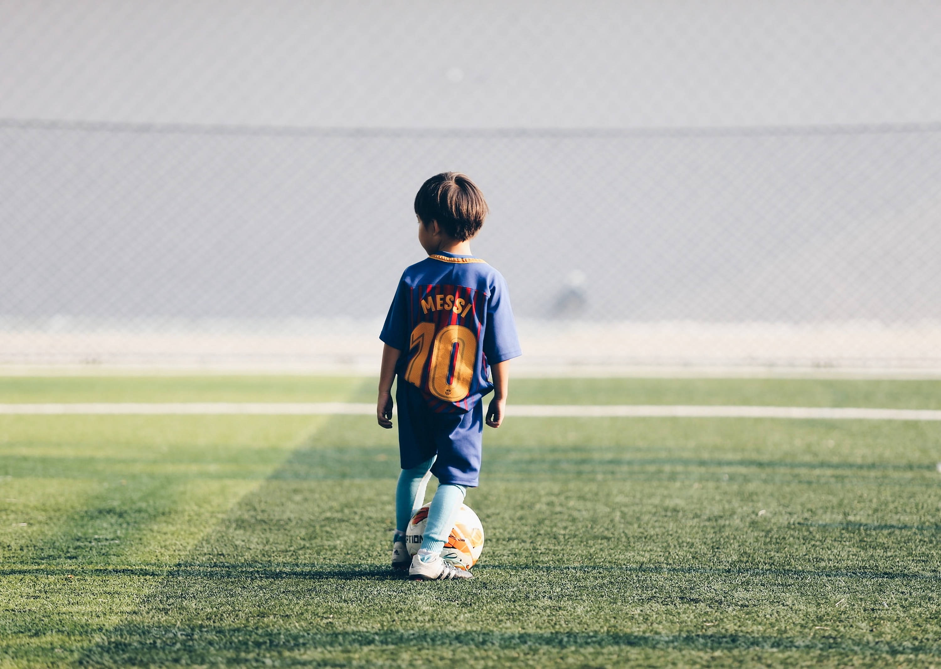 Một cậu bé đầy hy vọng mong một ngày được mặc áo đấu của Lionel Messi. Hình nền