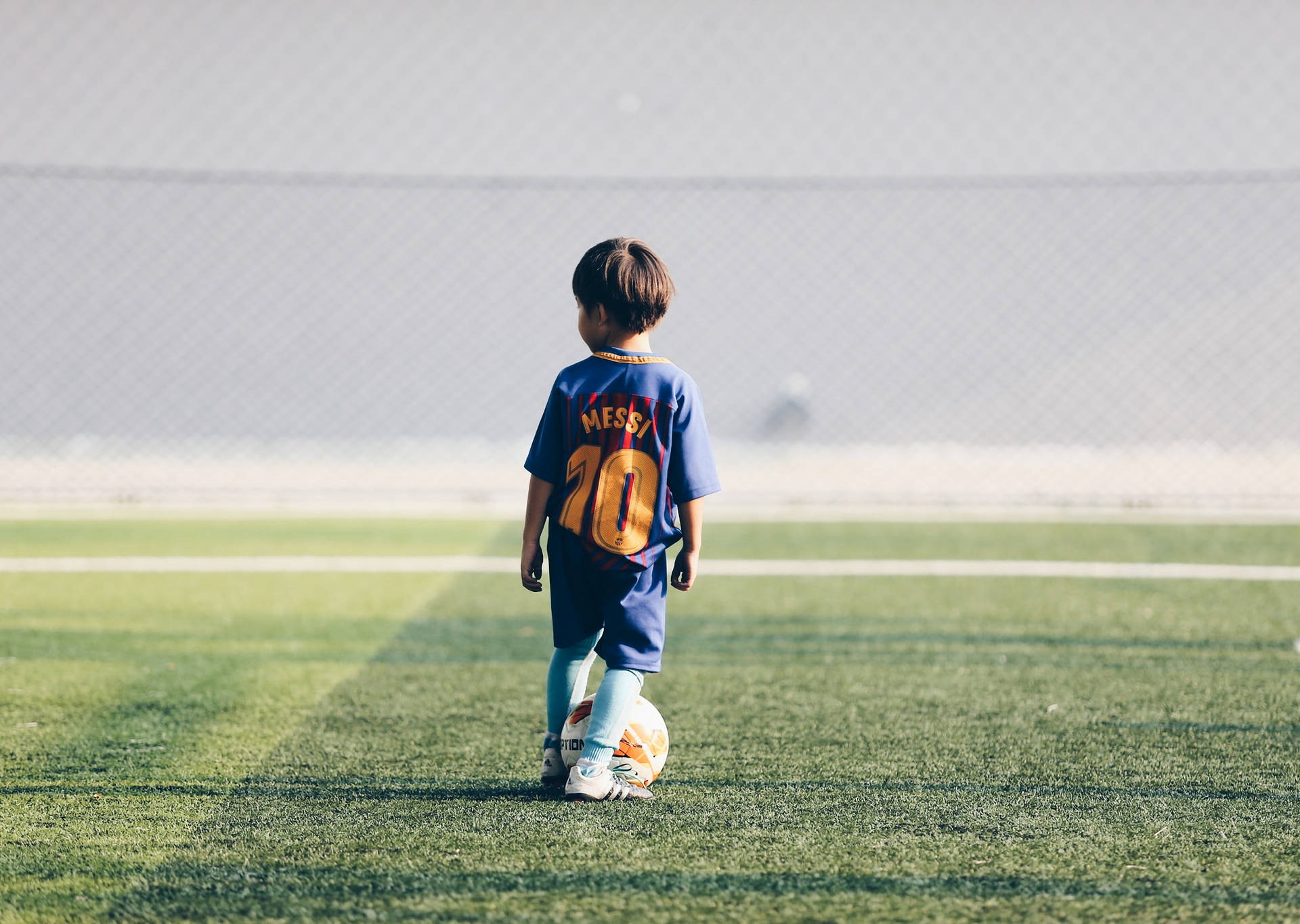 Hình nền máy tính trẻ em là fan bóng đá mặc áo đấu Lionel Messi.