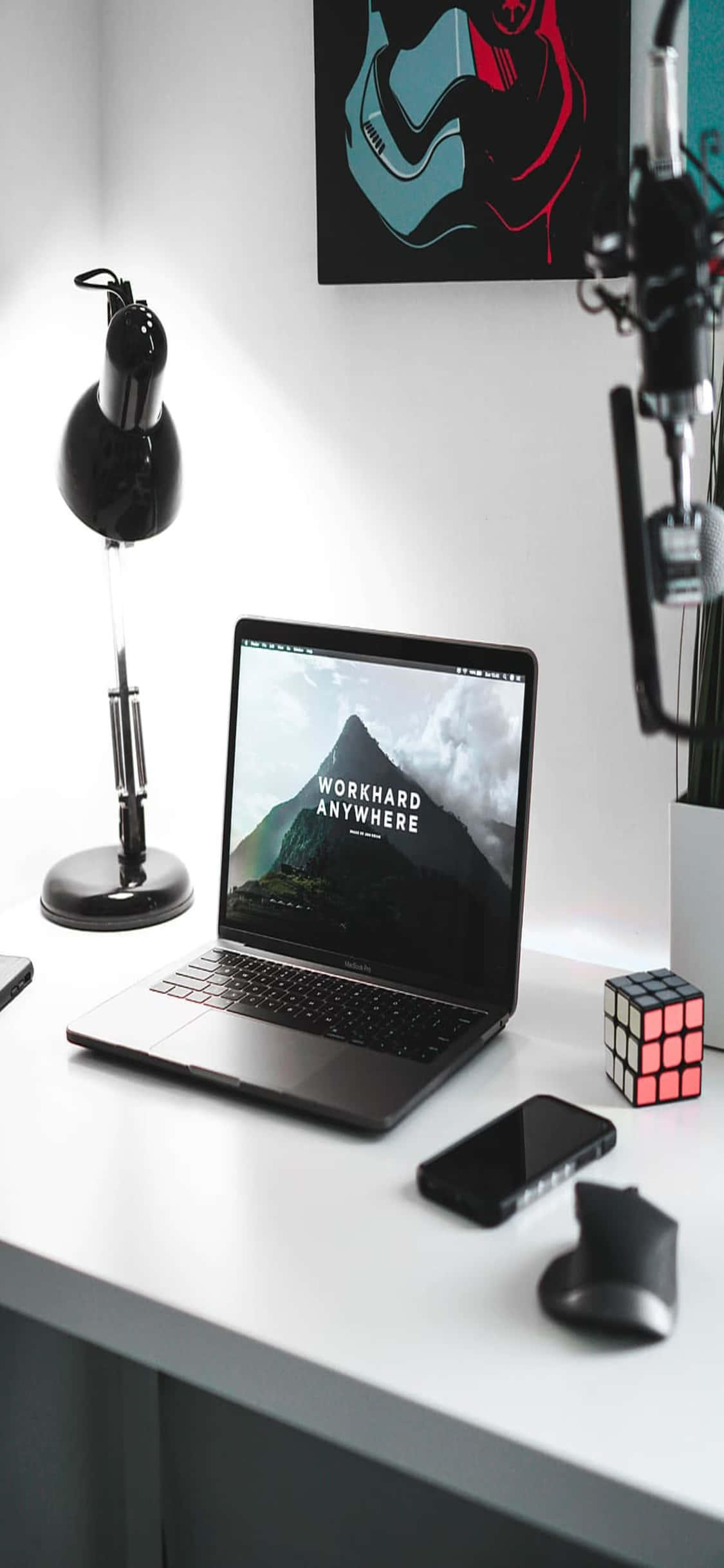 một chiếc bàn với laptop, điện thoại và đèn bàn Hình nền