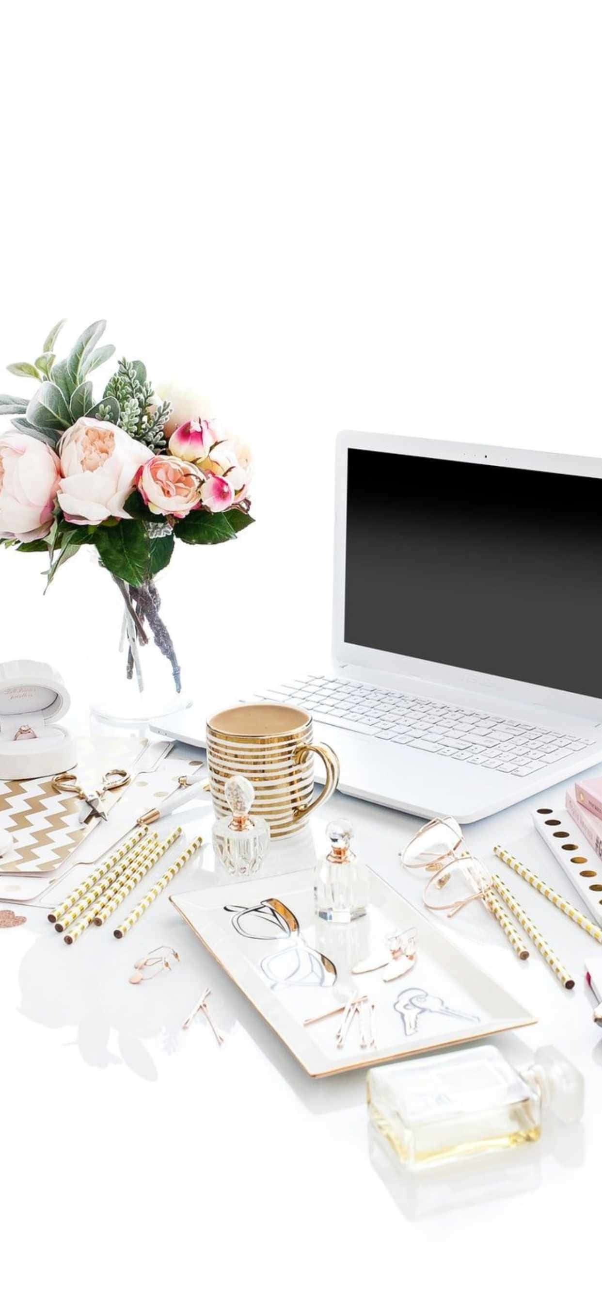 một chiếc laptop, một chiếc bình và một tách cà phê Hình nền
