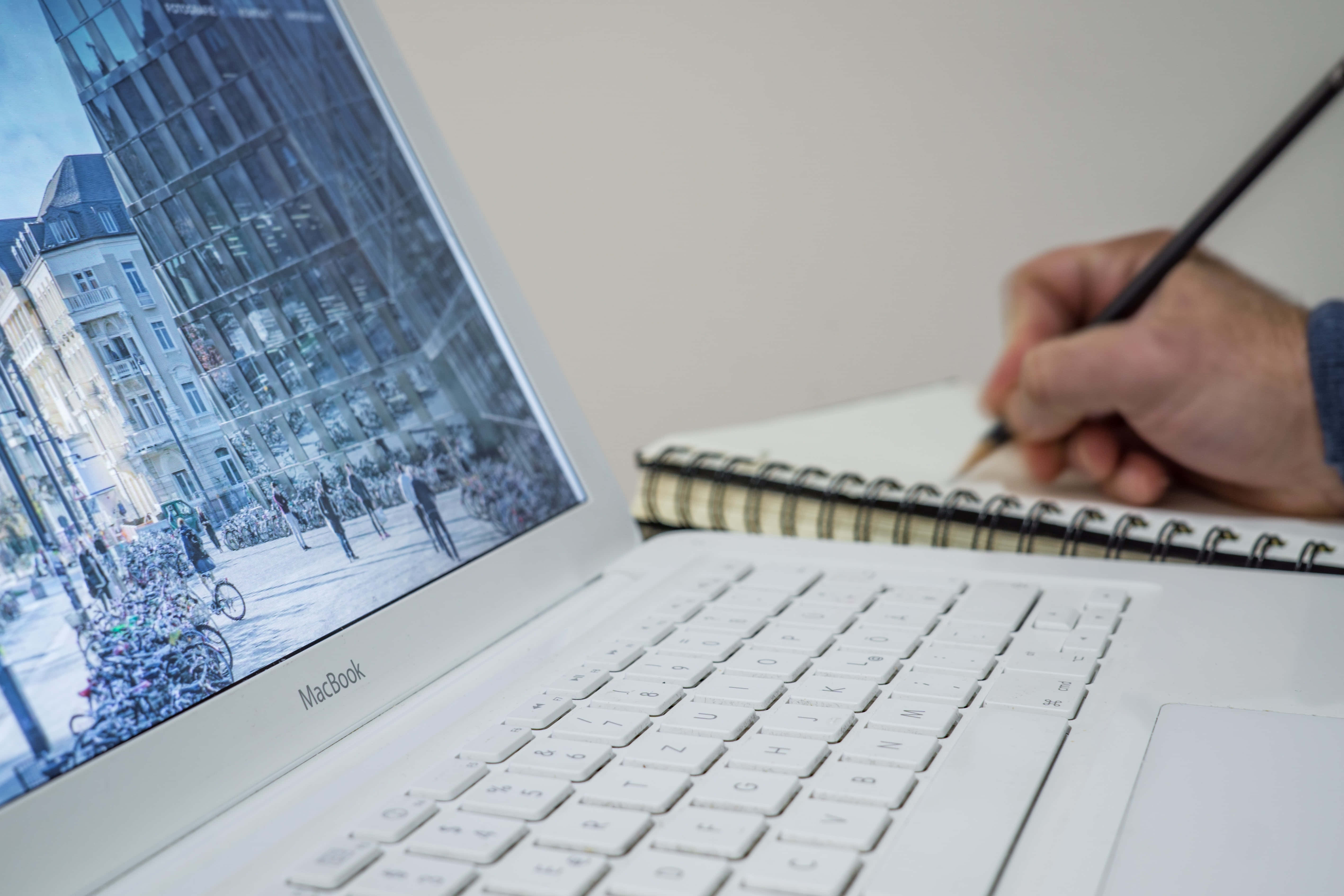 Một chiếc Macbook thẩm mỹ, một thiết bị công nghệ hiện đại và phong cách Hình nền