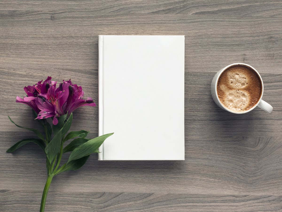 Một cuốn sách trắng và tách cà phê trên bàn gỗ Hình nền