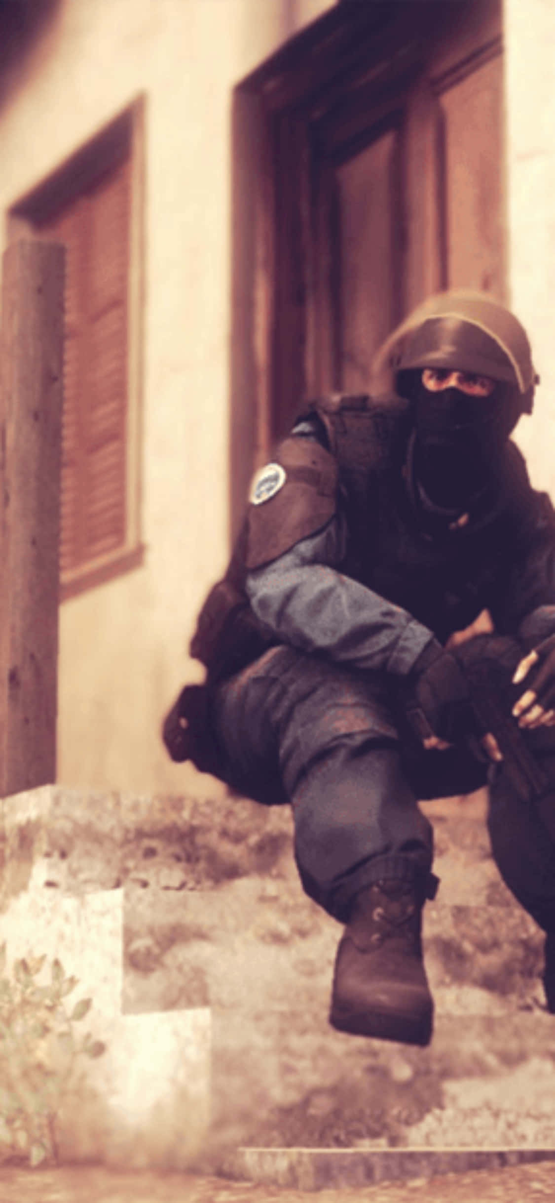 Một game thủ chuyên nghiệp thi đấu Counter-Strike: Global Offensive trên iPhone XS Hình nền