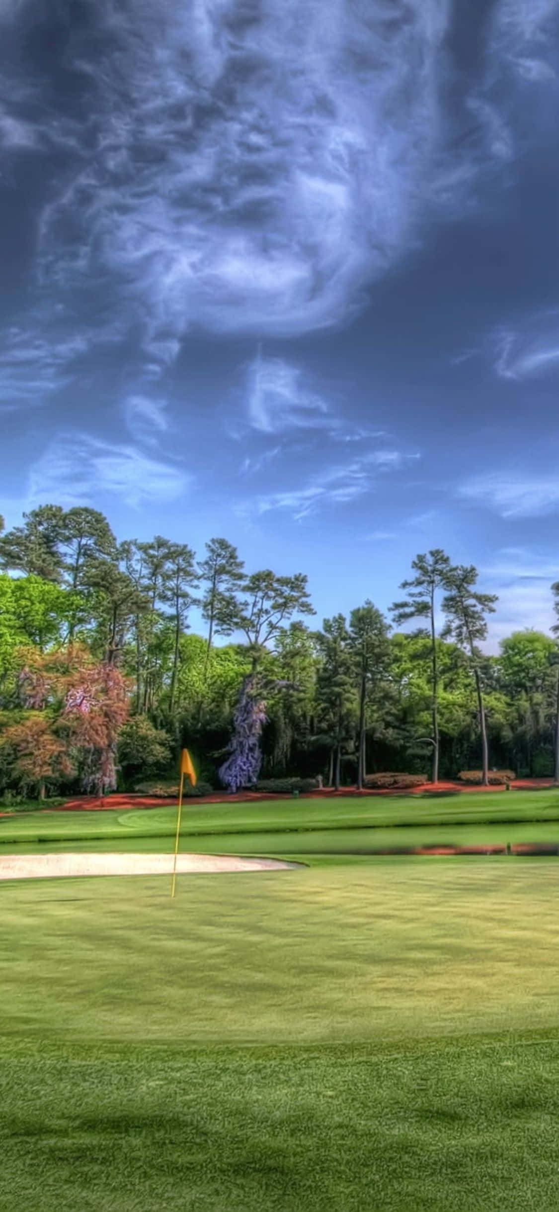 Một người chơi golf tận hưởng một buổi chiều đẹp trời trên đường fairway Hình nền