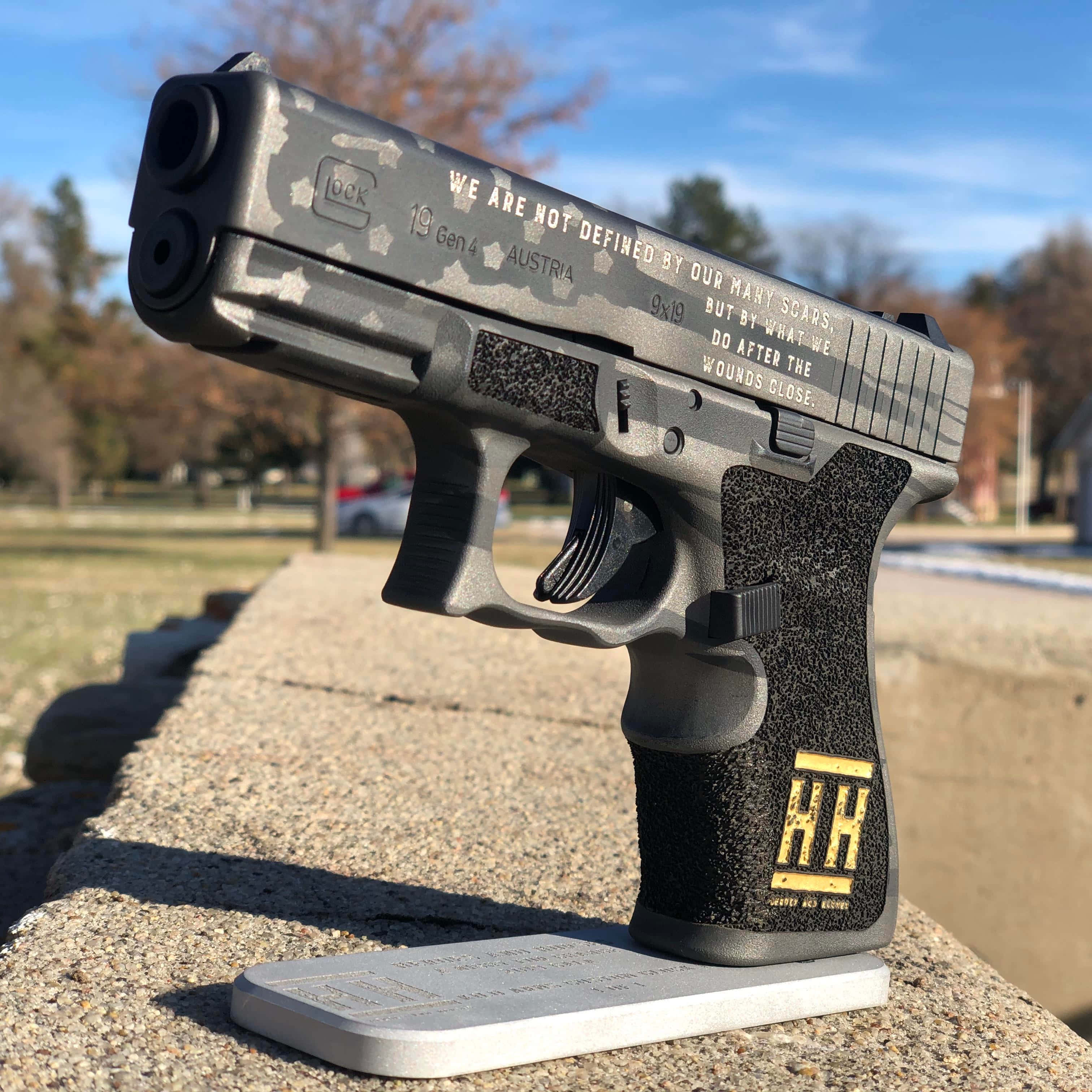 một khẩu glock 17 trên tường bê tông Hình nền