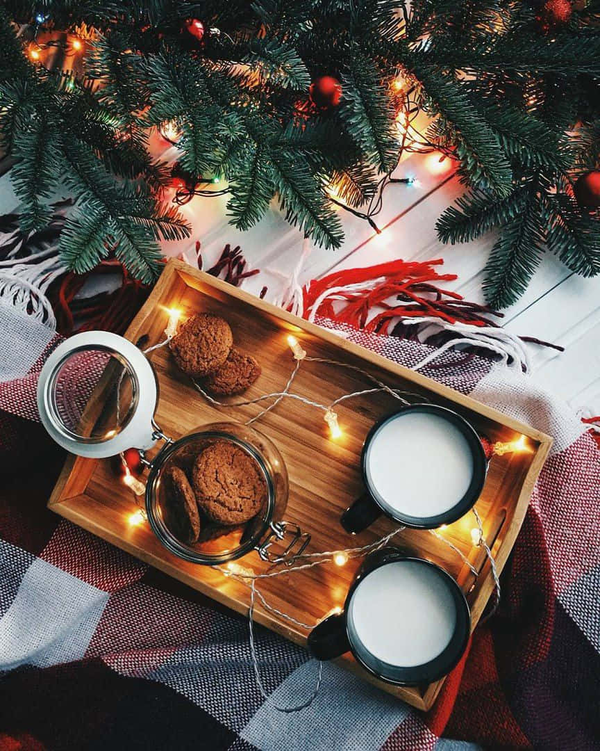 Một khay bánh quy và sữa bên cạnh cây thông Noel Hình nền