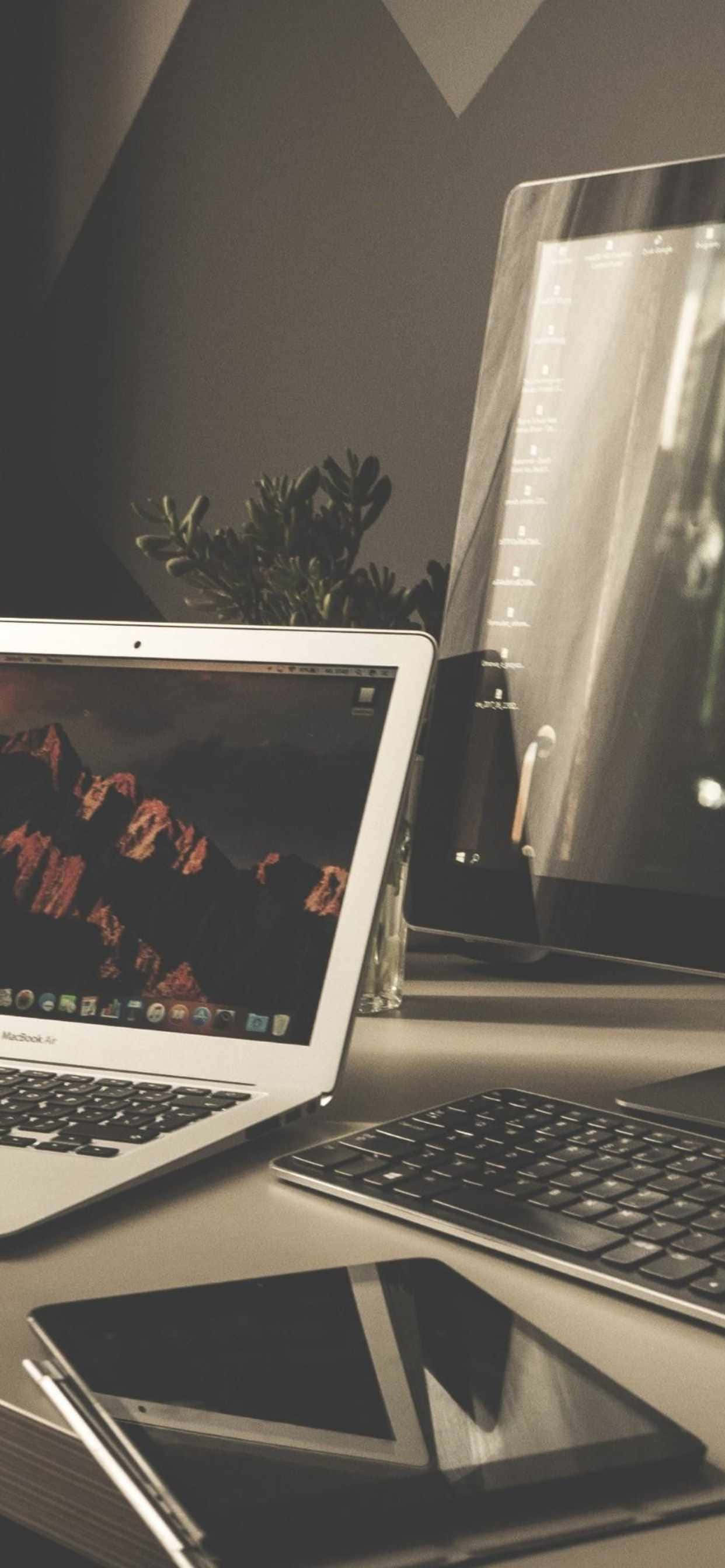 một laptop, máy tính bảng và điện thoại trên bàn Hình nền