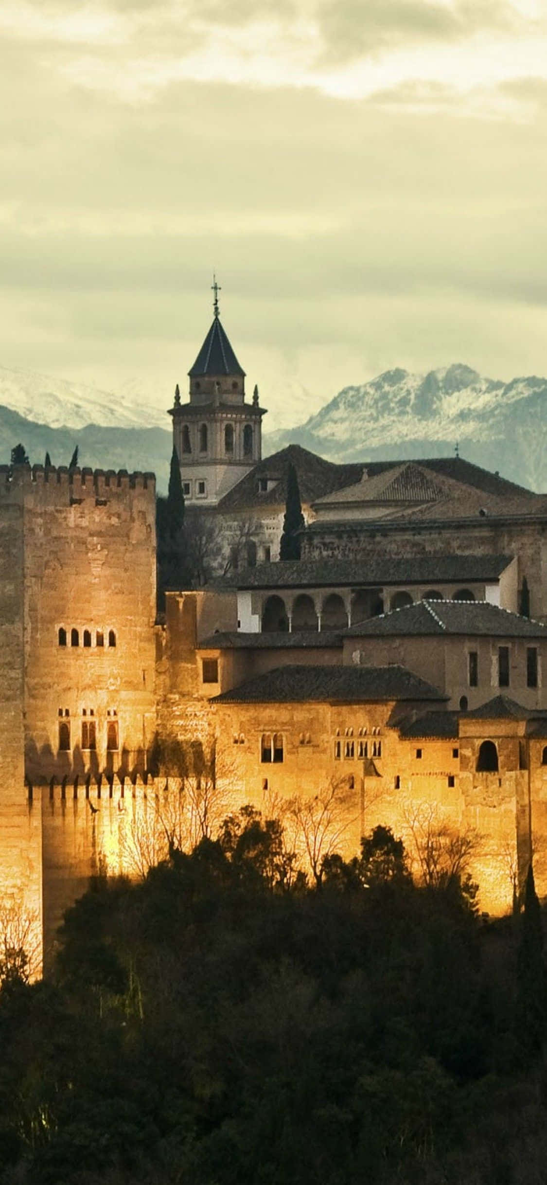 Một lâu đài được thắp sáng vào ban đêm ở Granada Hình nền