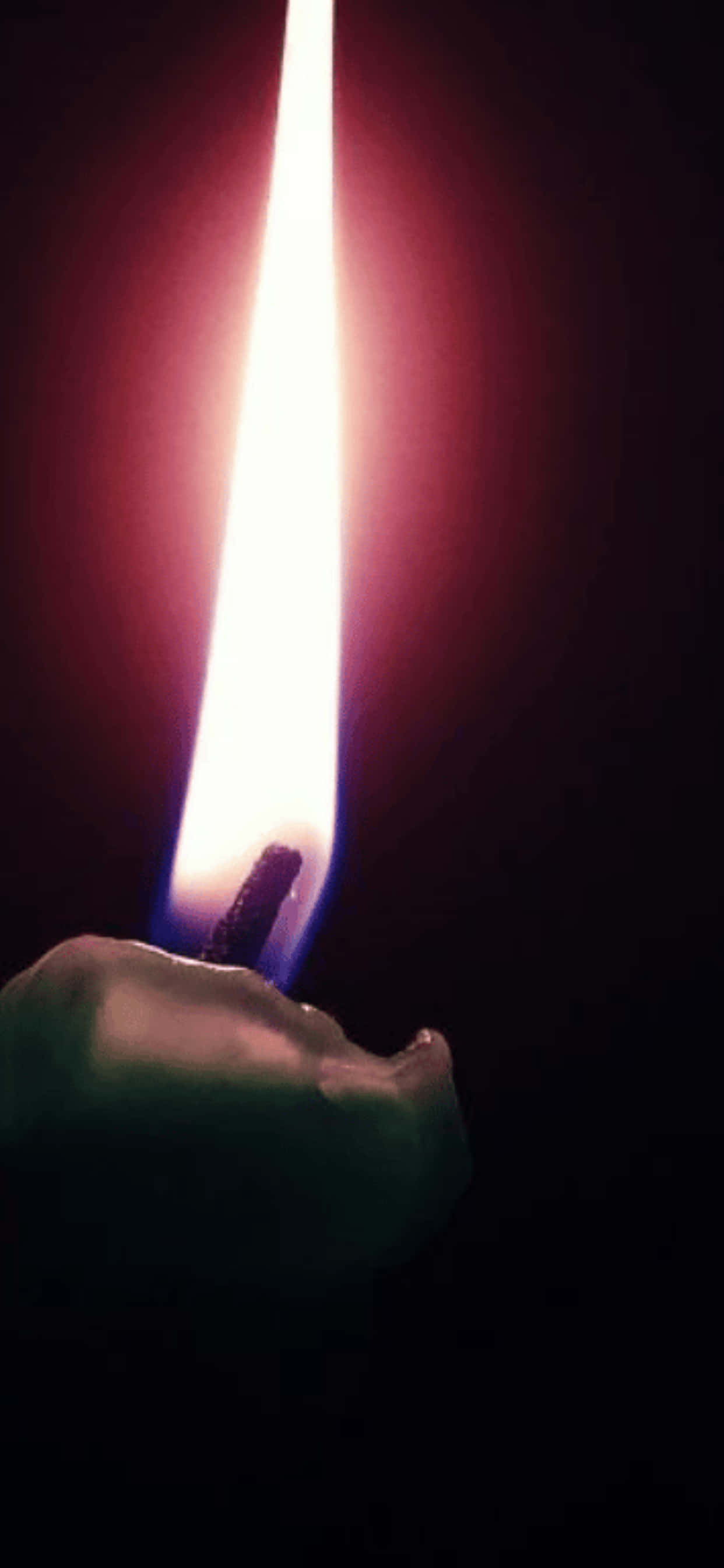 một ngọn nến thắp sáng trong bóng tối Hình nền