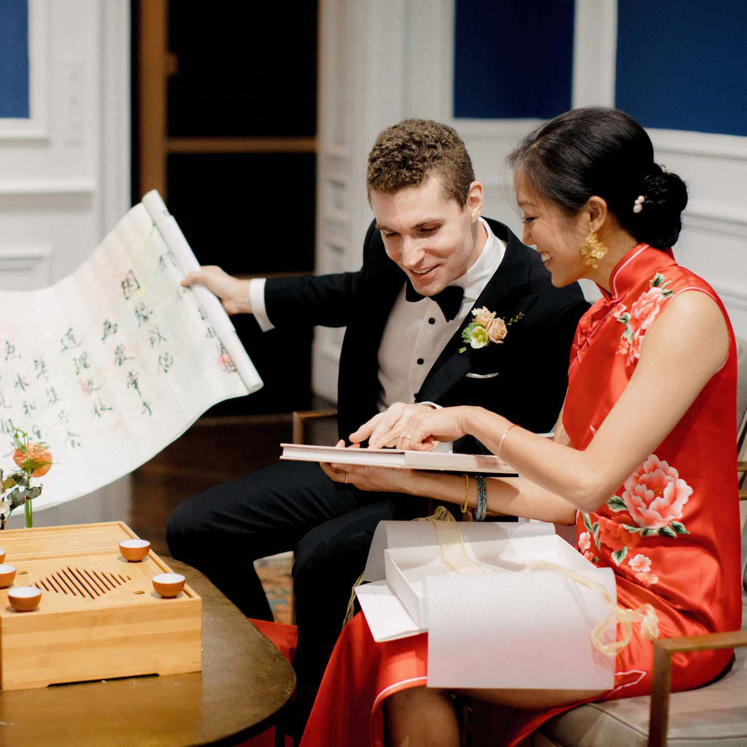 một người đàn ông và phụ nữ đang ngồi trong phòng Hình nền