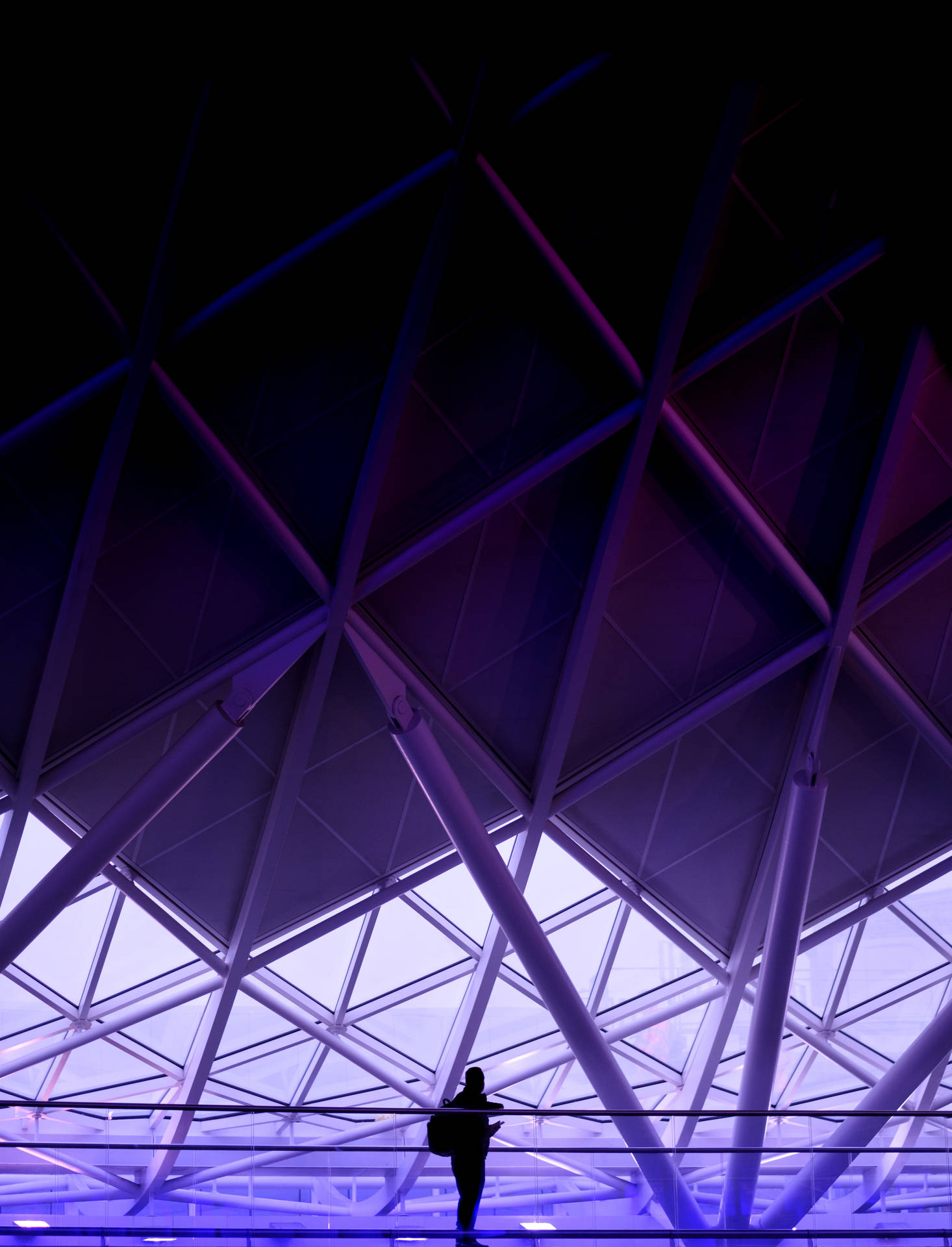 Hình nền một người đàn ông đứng bên trong kiến trúc màu tím.