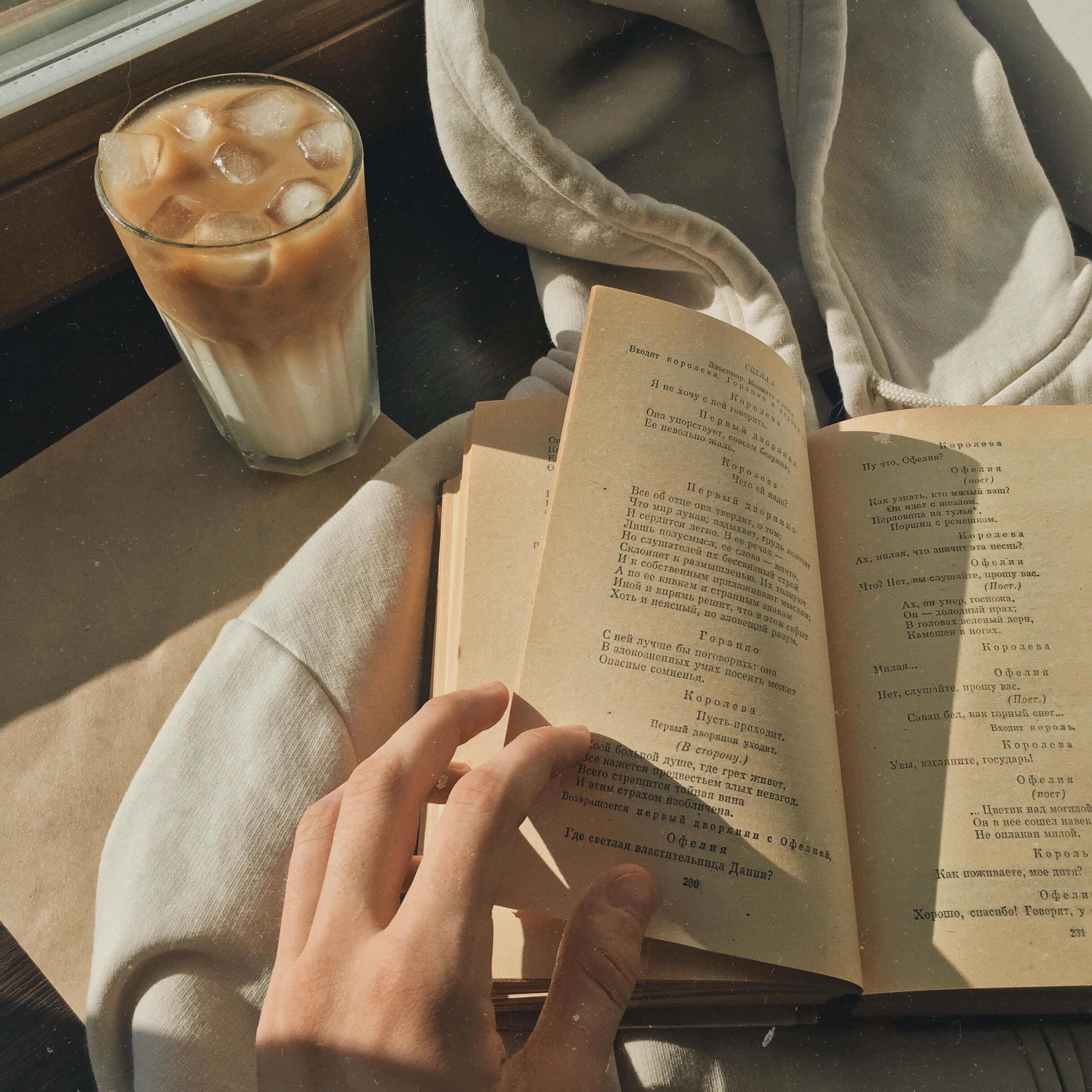 một người đang đọc sách cùng tách cà phê Hình nền