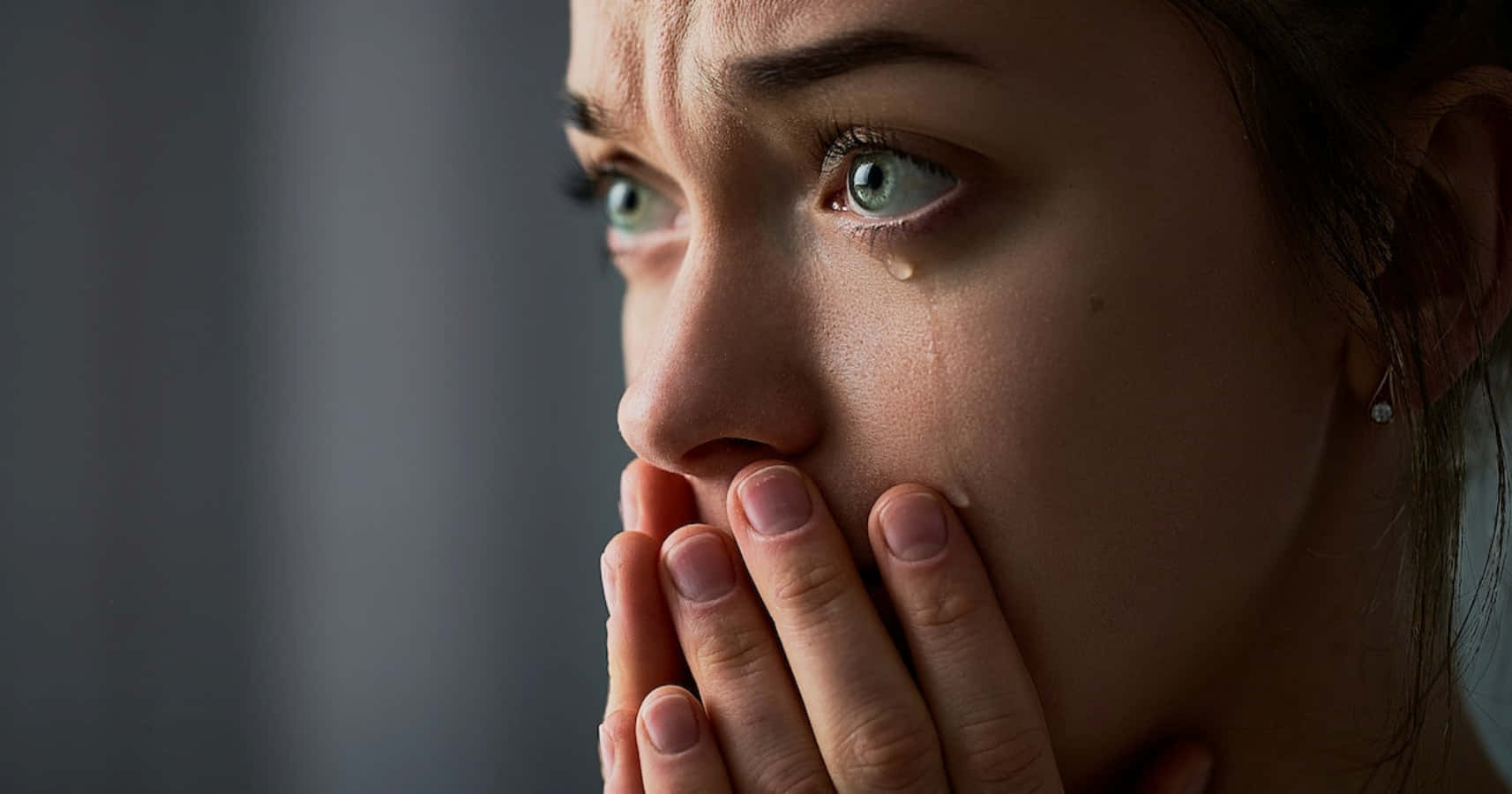 Một người phụ nữ đang đưa tay che miệng Hình nền