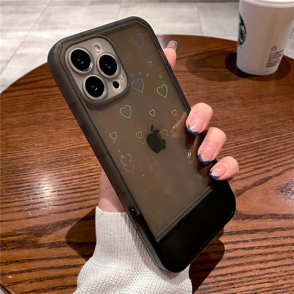 một người phụ nữ cầm ốp lưng iPhone 11 có hình trái tim Hình nền